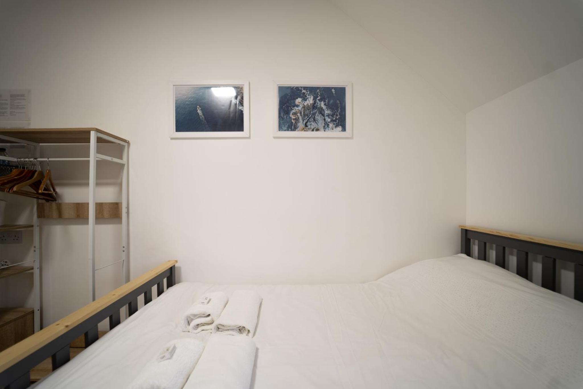 Twin Room with Private Bathroom photo 3