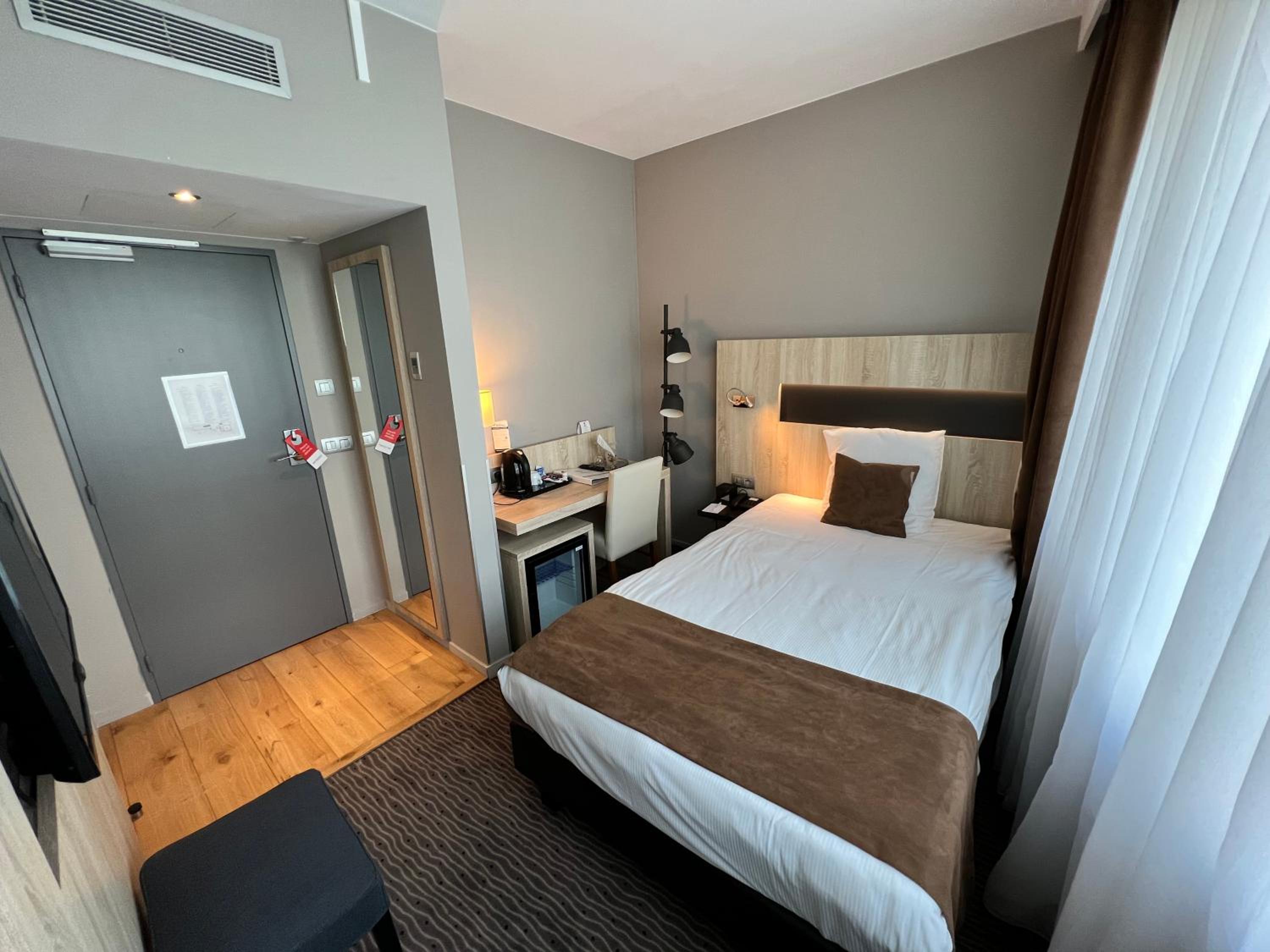 Single Room with Single Bed photo 1