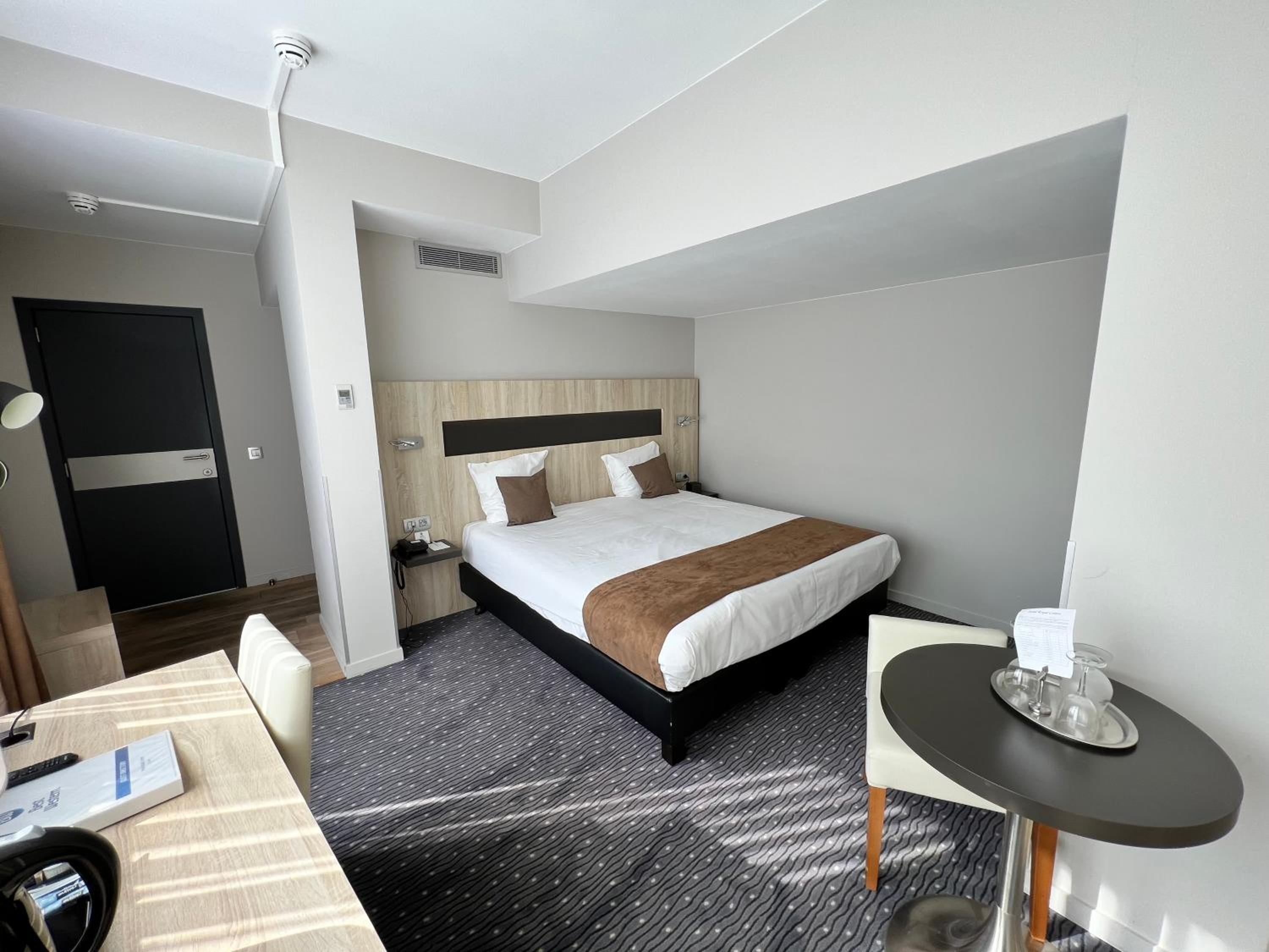 Standard Queen Room - Photo 18