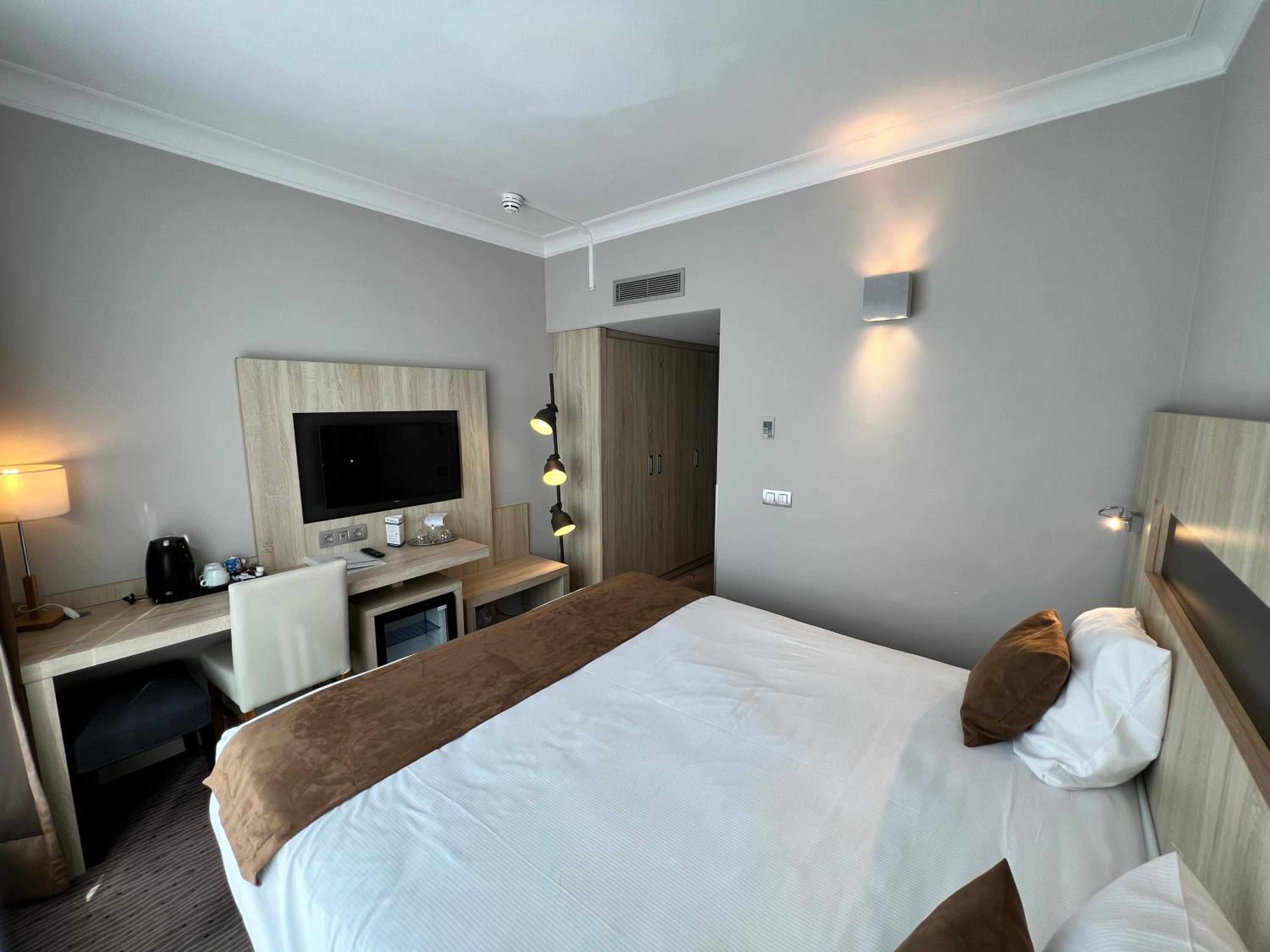 Standard Queen Room - Photo 20