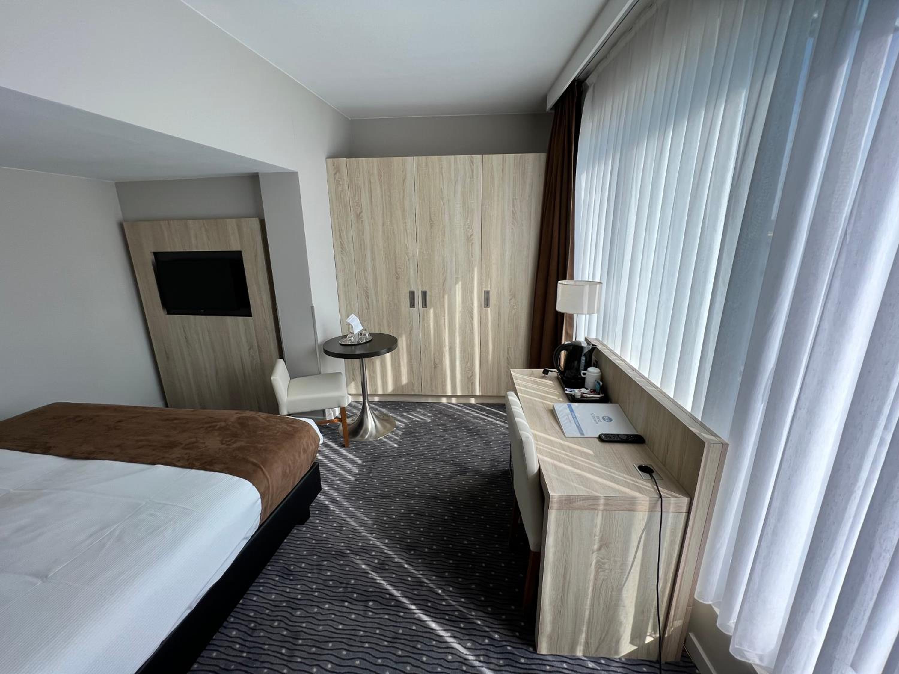 Standard Queen Room - Photo 21