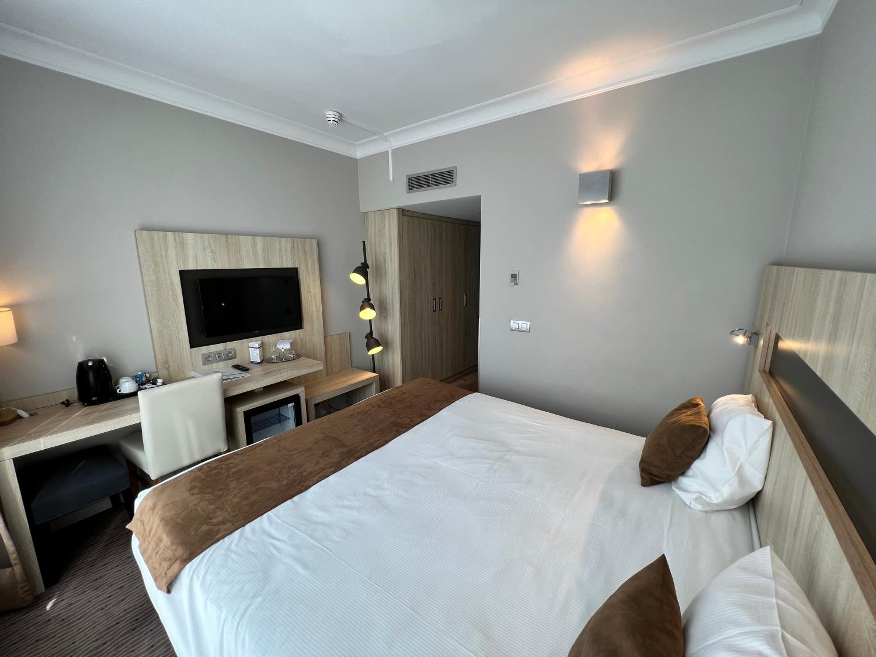 Standard Queen Room - Photo 22