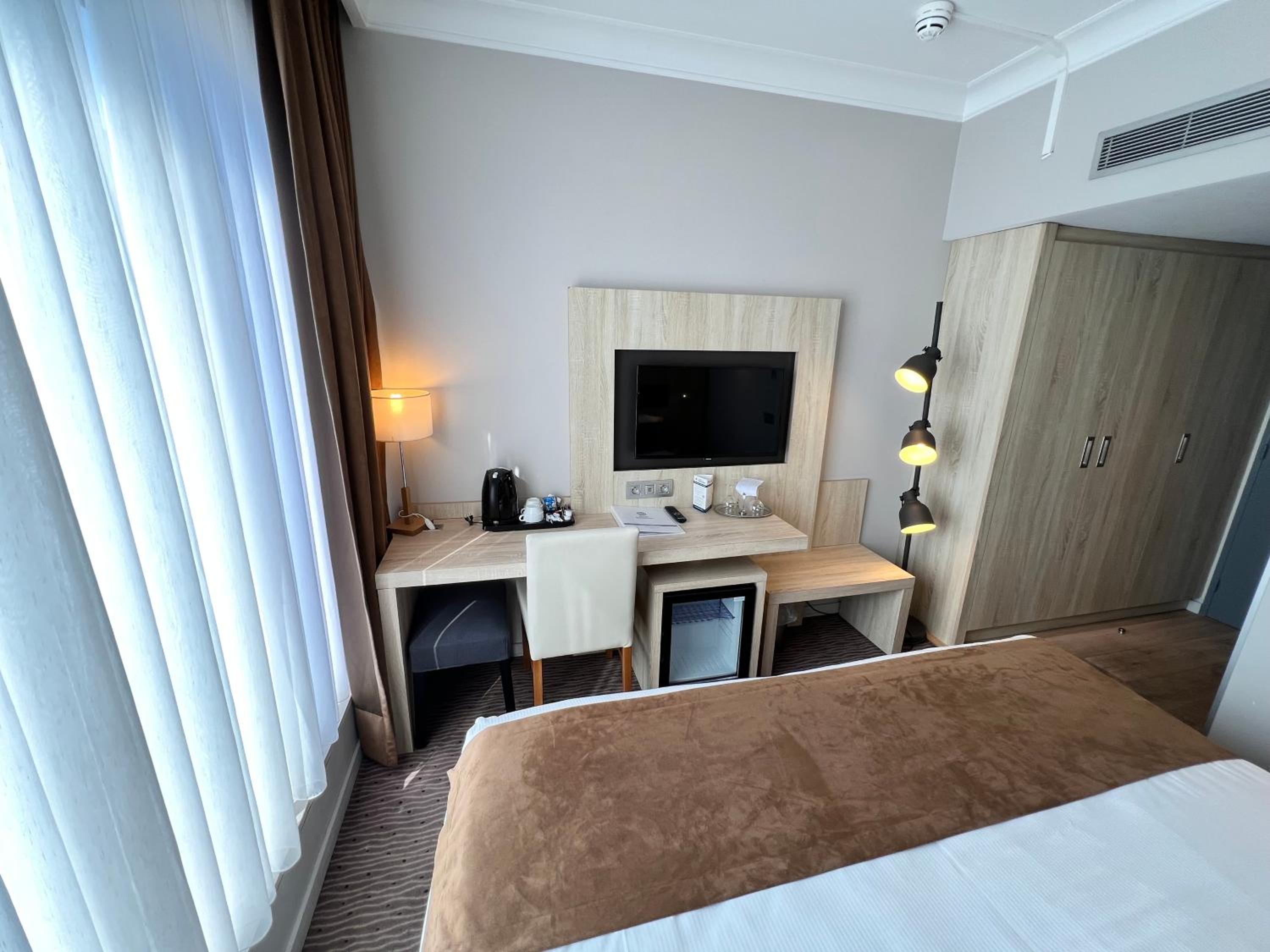 Standard Queen Room - Photo 23