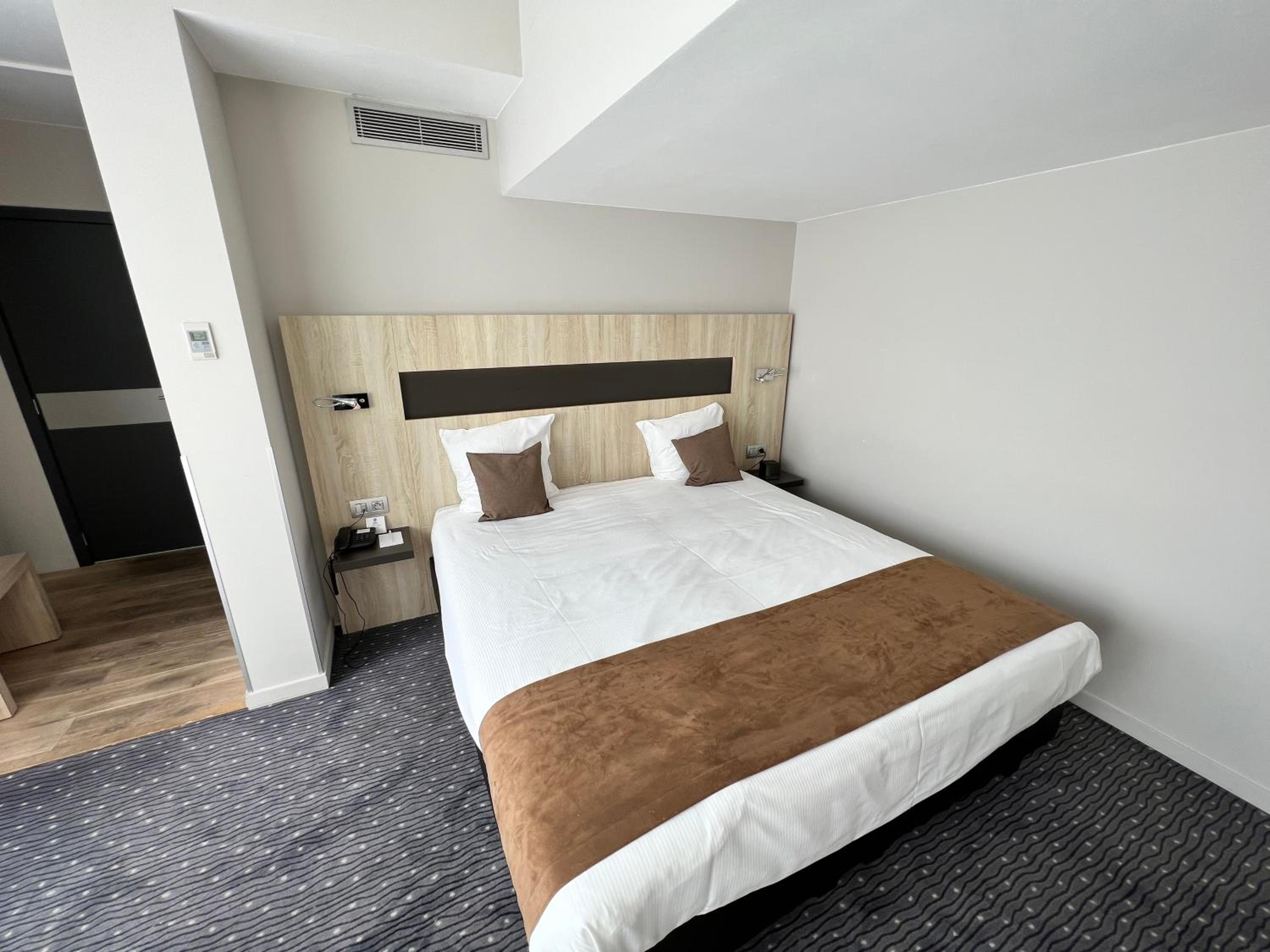 Standard Queen Room - Photo 10