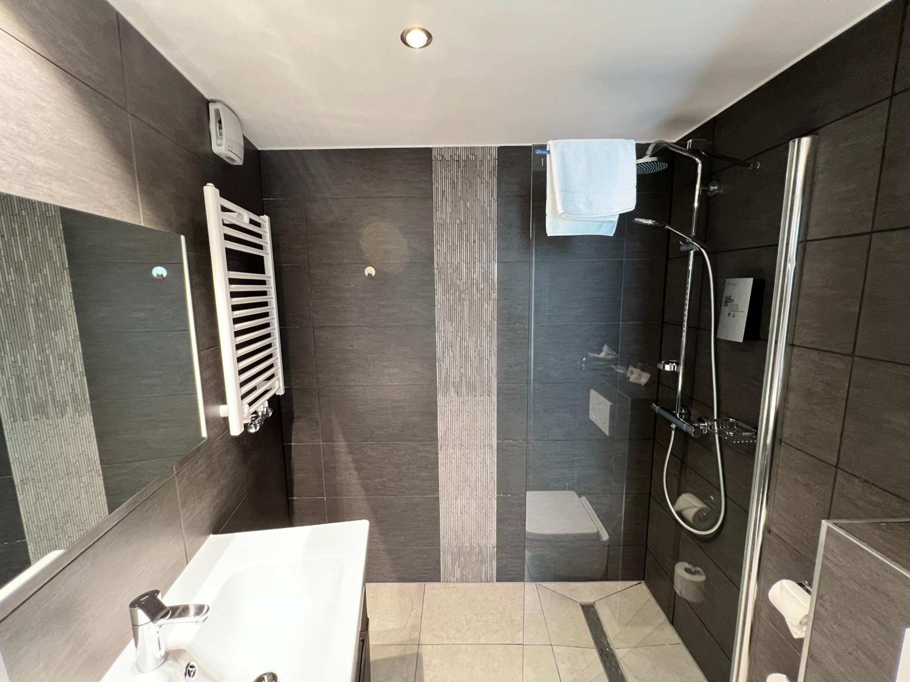 Standard Queen Room - Photo 25