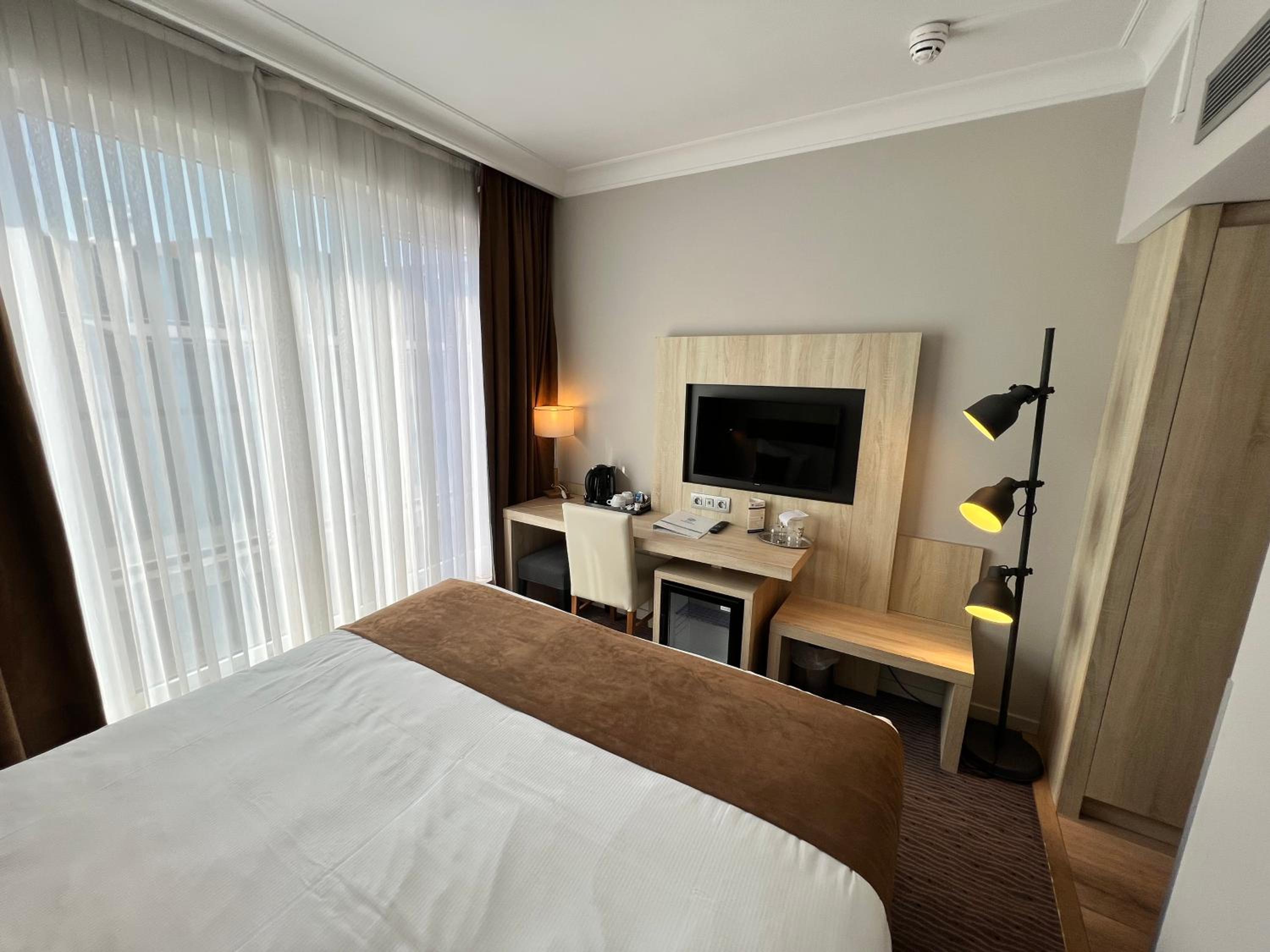 Standard Queen Room - Photo 27