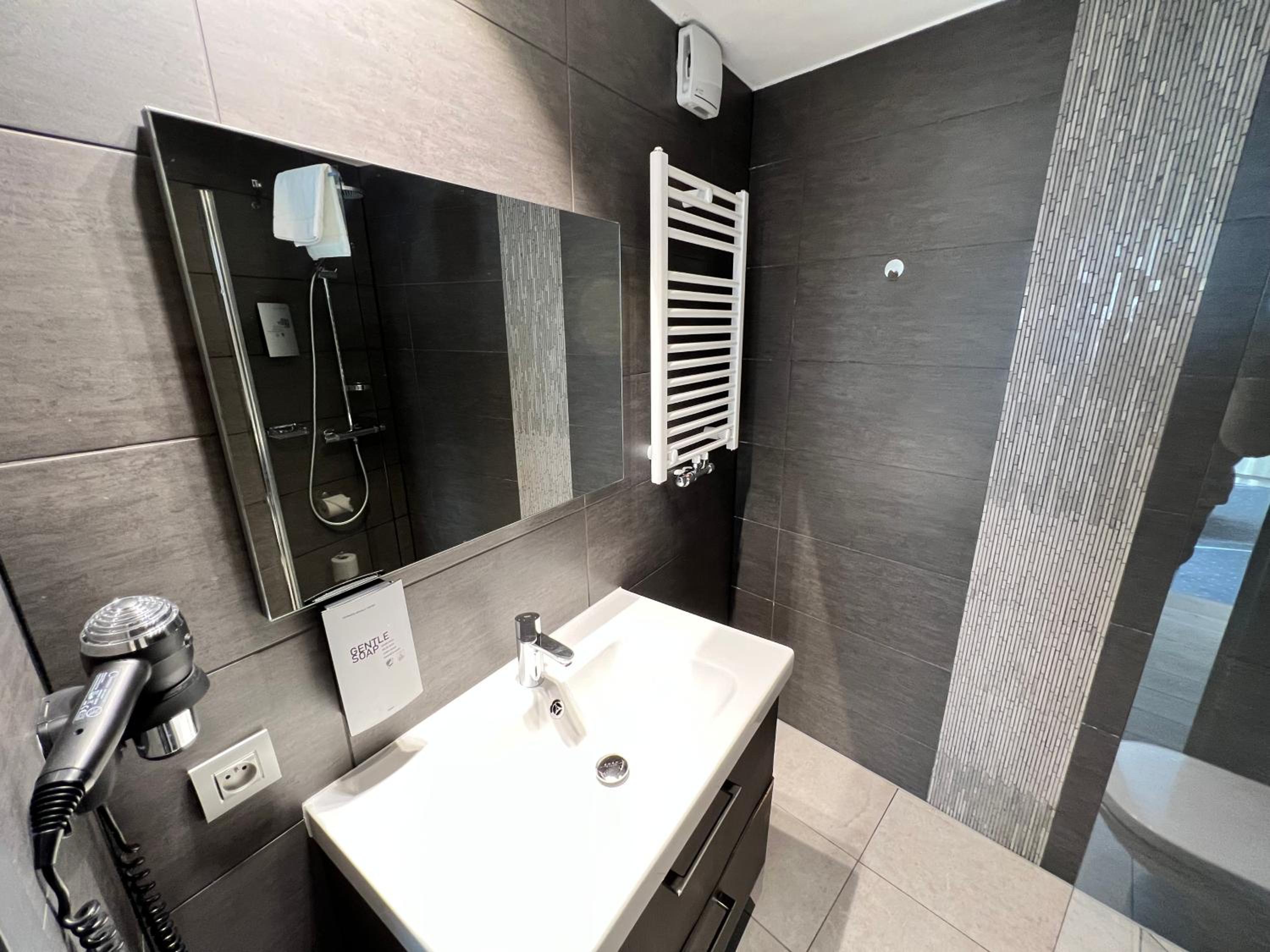 Standard Queen Room - Photo 15
