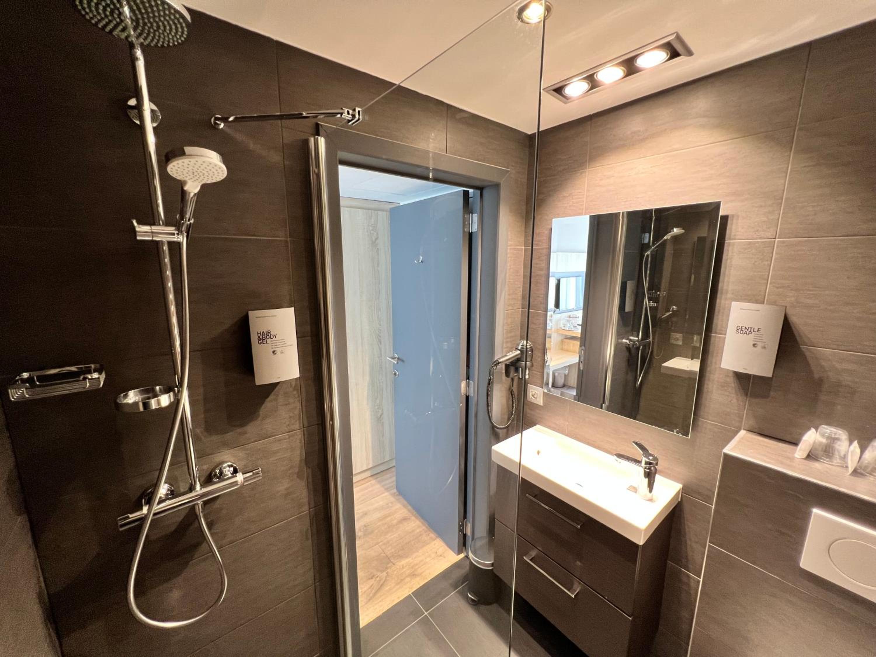 Standard Queen Room - Photo 8