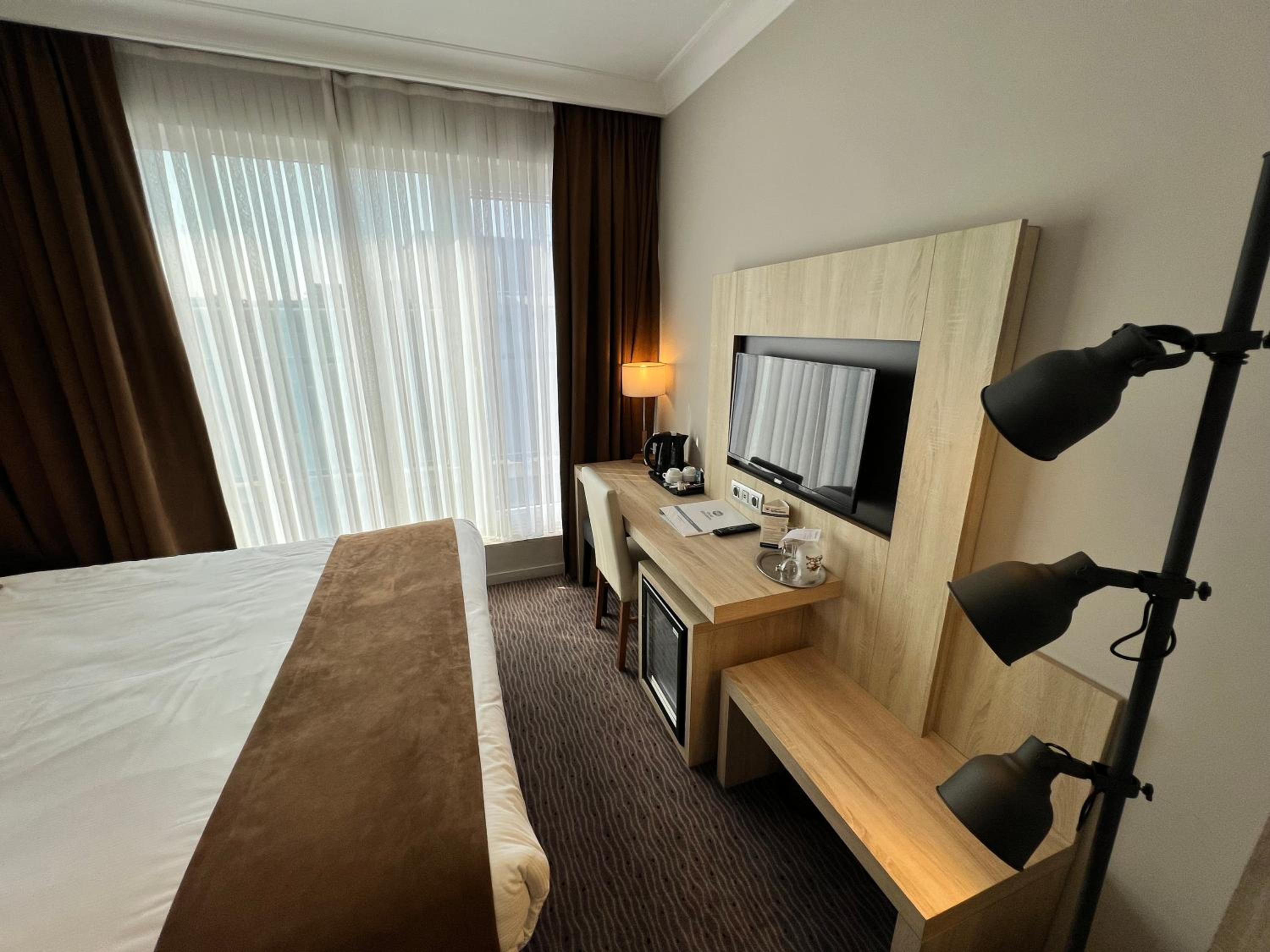 Standard Queen Room - Photo 7