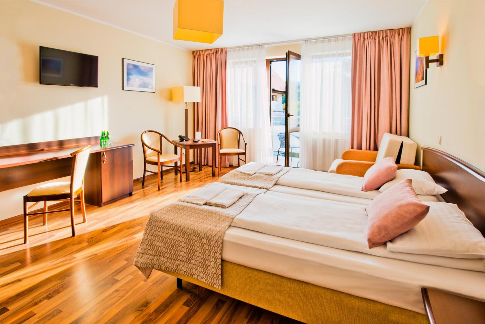 Twin Room with Extra Bed photo 2