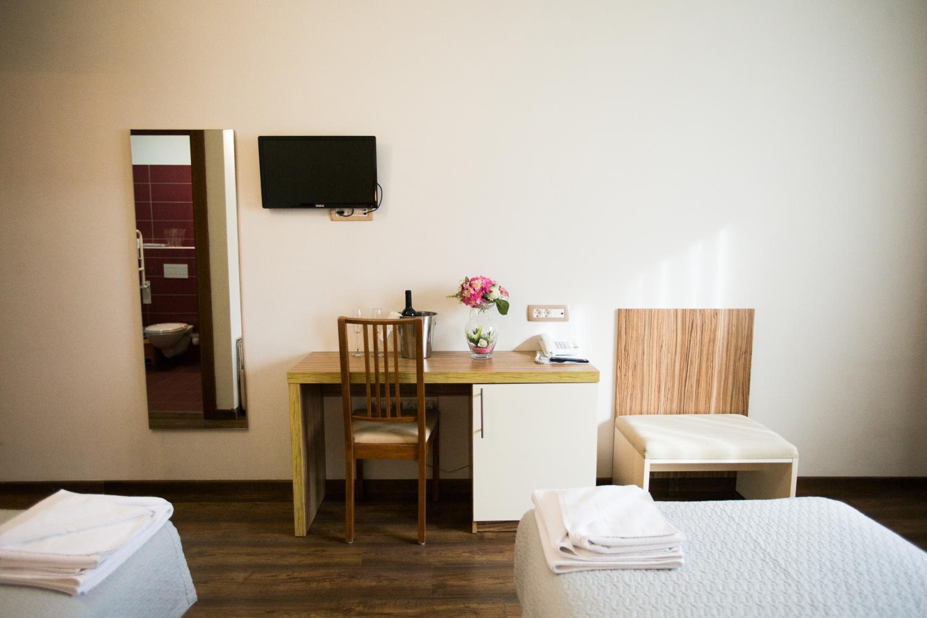 Double or Twin Room - Disability Access photo 3