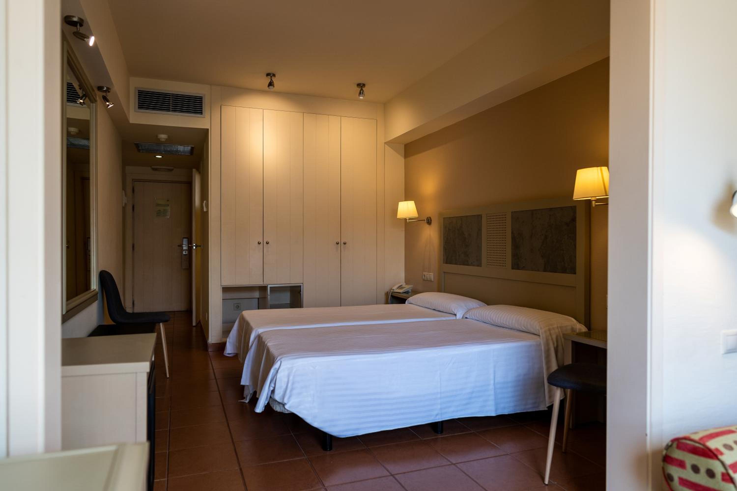 Classic Double Room (2 Adults + 1 Child) - Photo 29