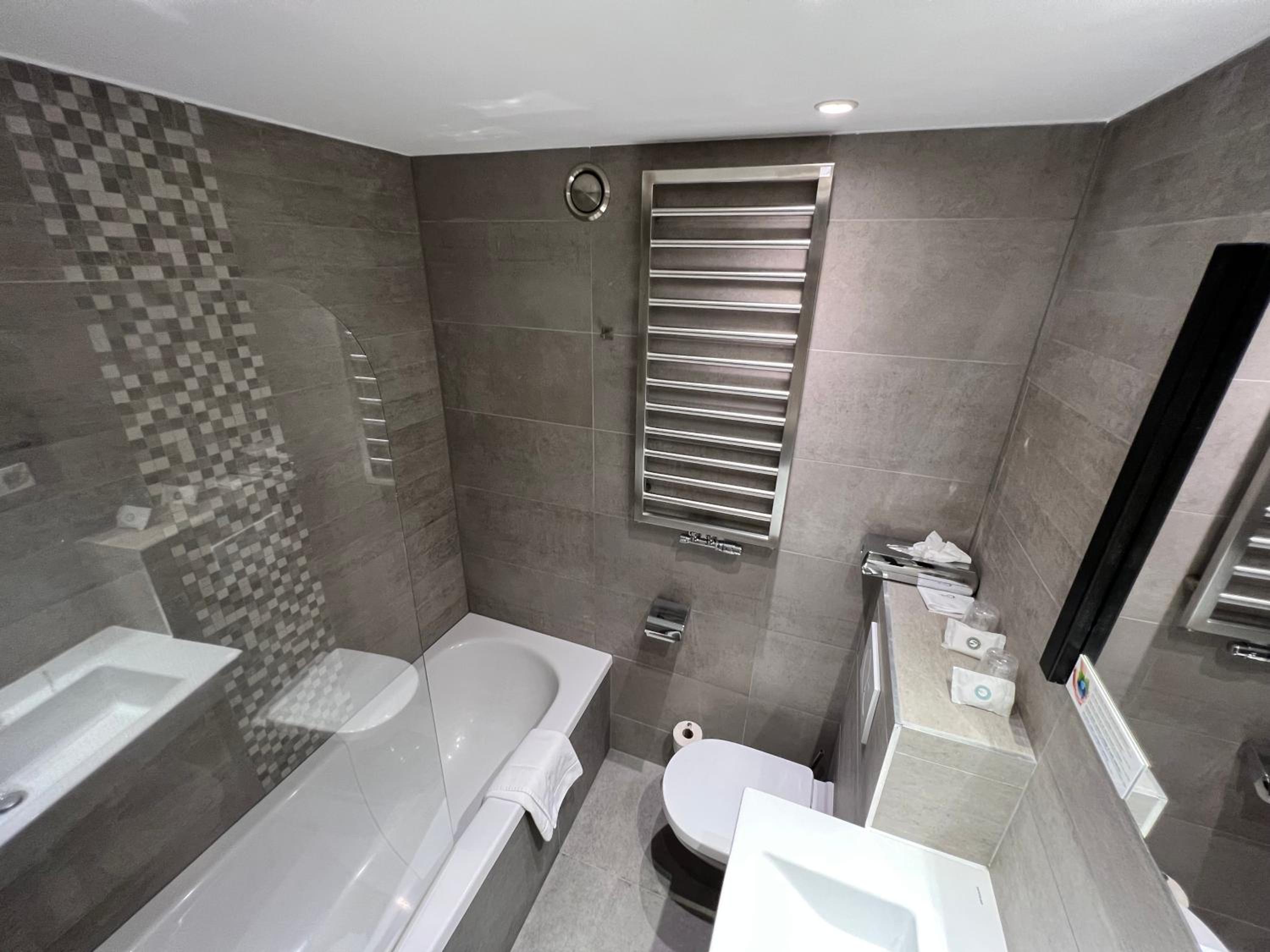 Standard Twin Room - Photo 22