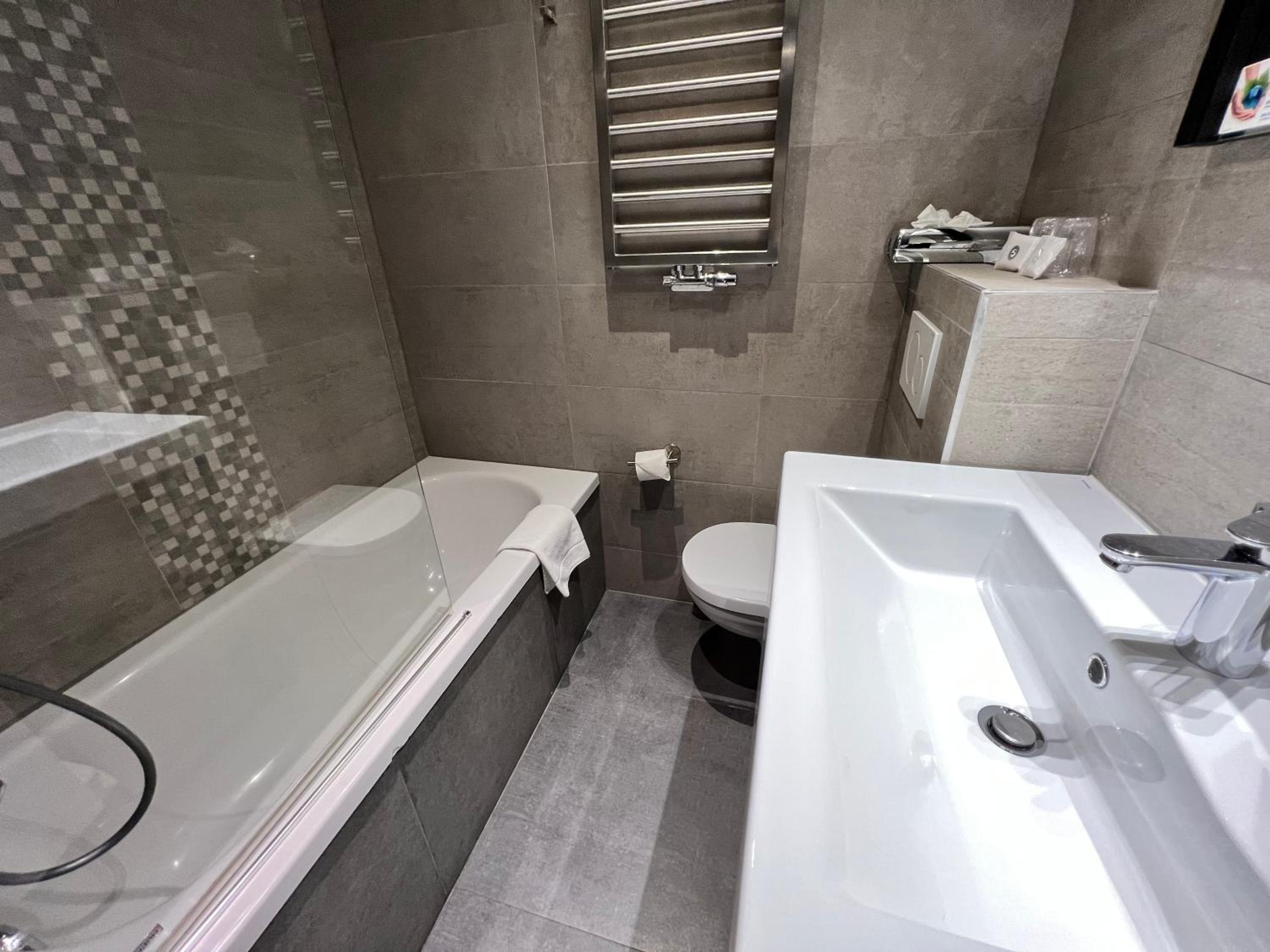 Standard Twin Room - Photo 16