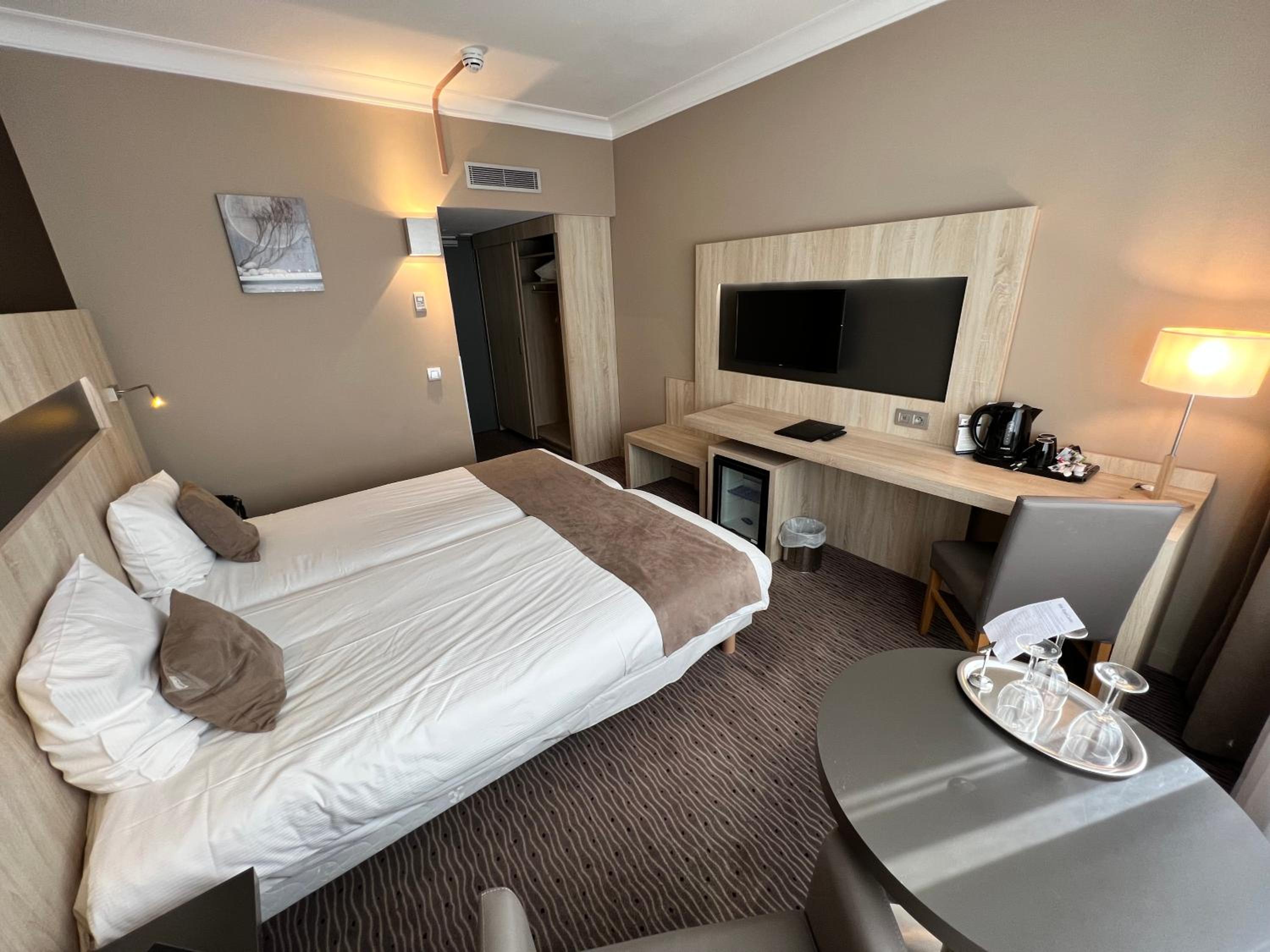 Standard Twin Room - Photo 12