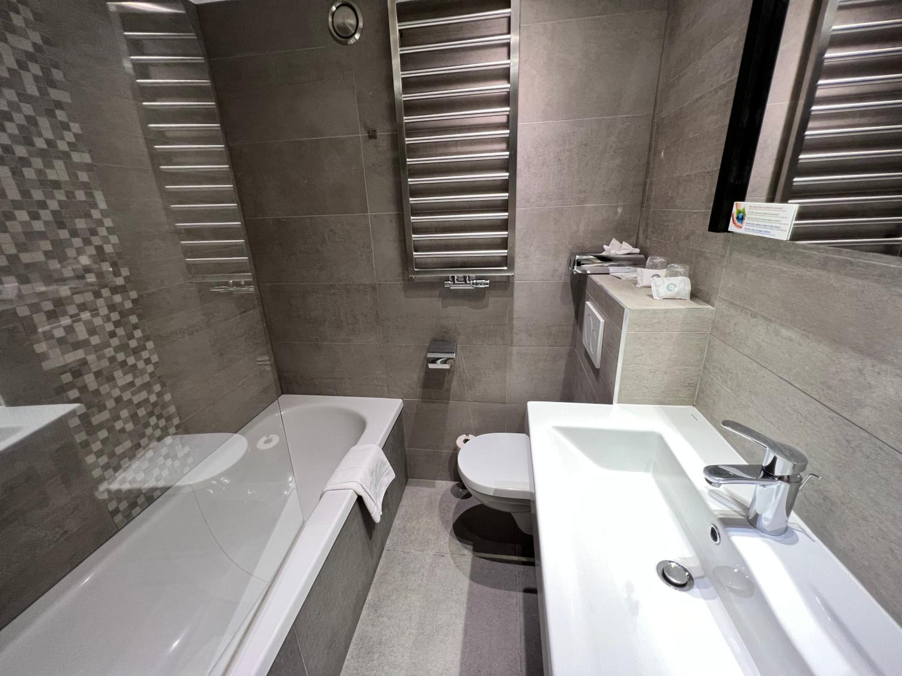 Standard Twin Room - Photo 10