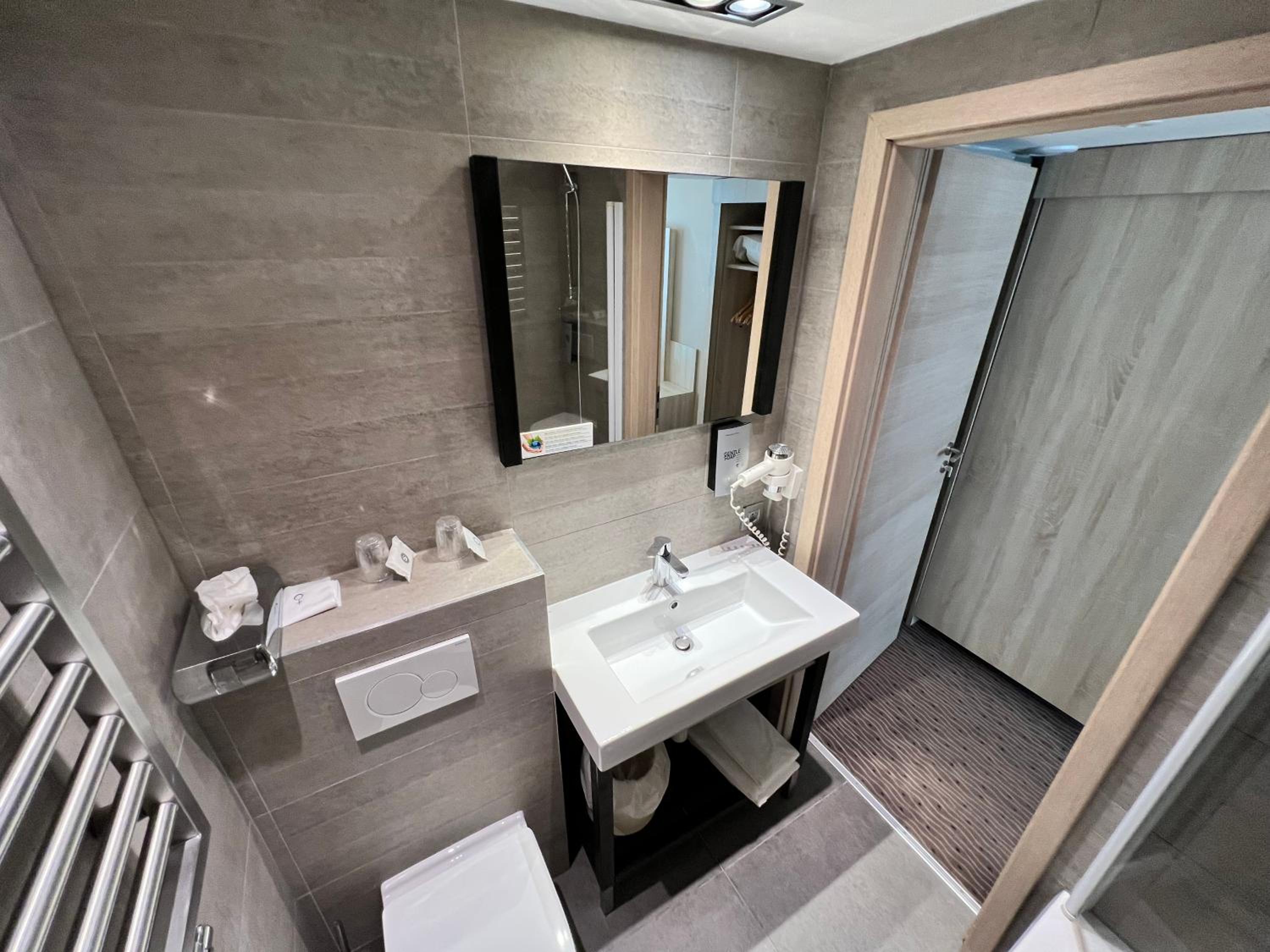 Standard Twin Room - Photo 5