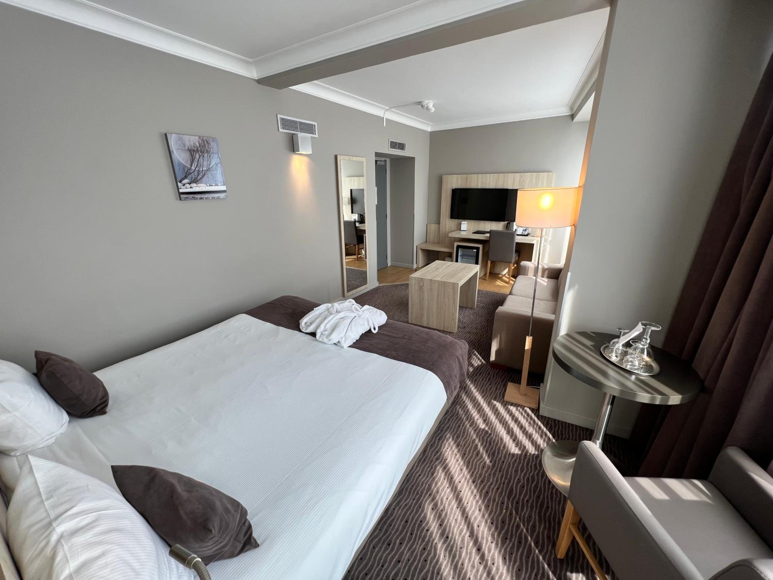 Executive Queen Room - Photo 14