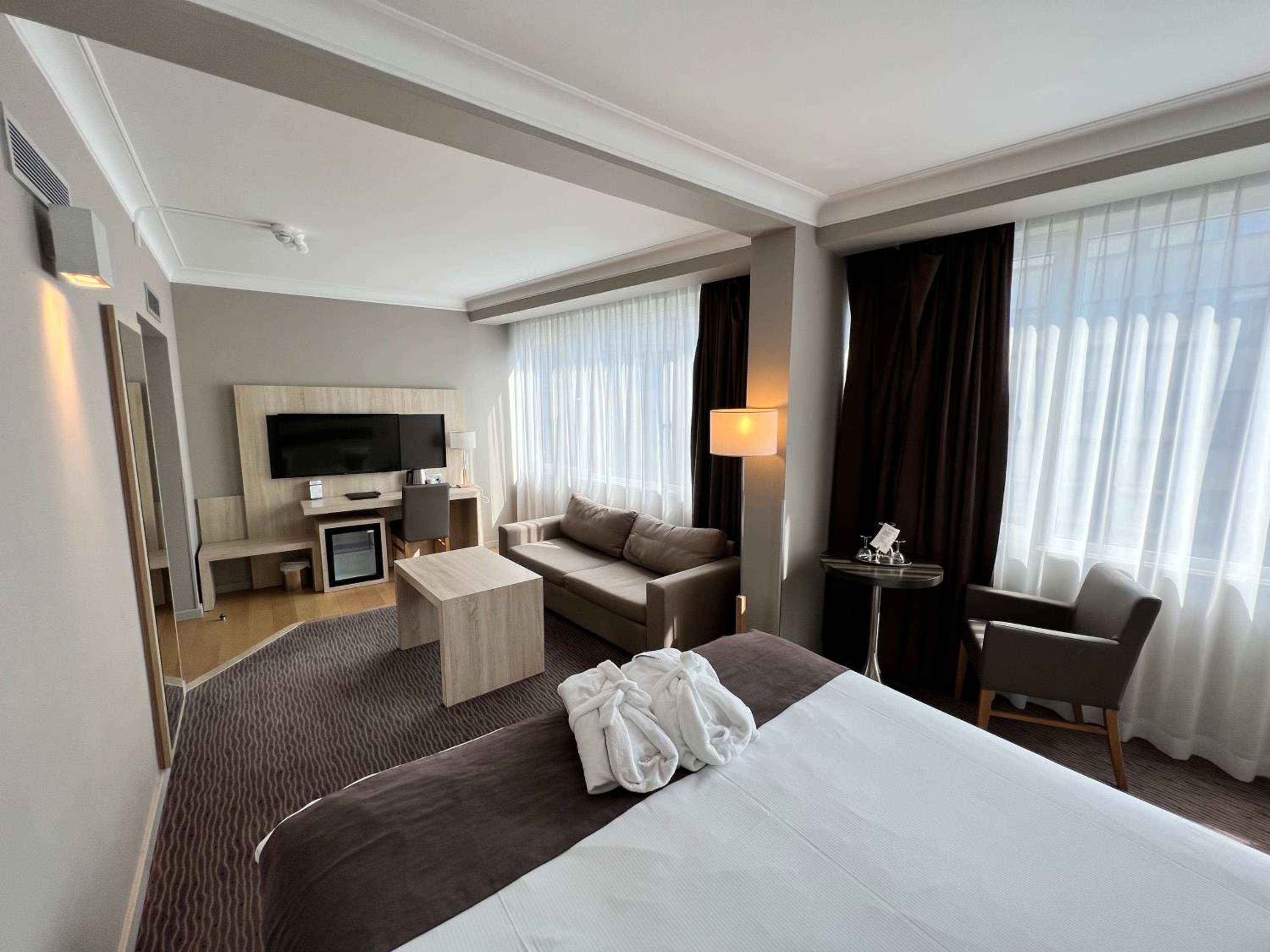 Executive Queen Room - Photo 13