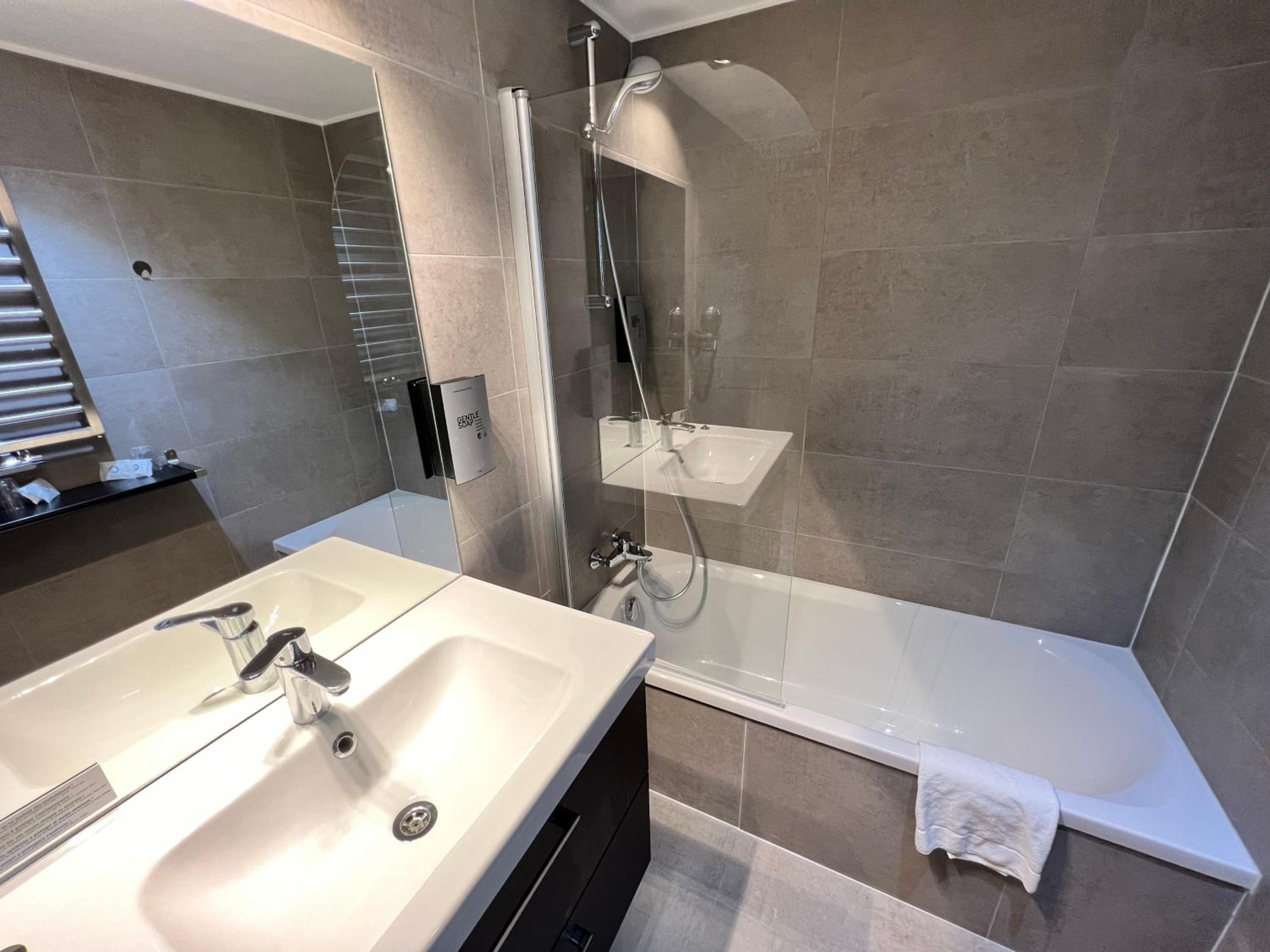 Executive Queen Room - Photo 10
