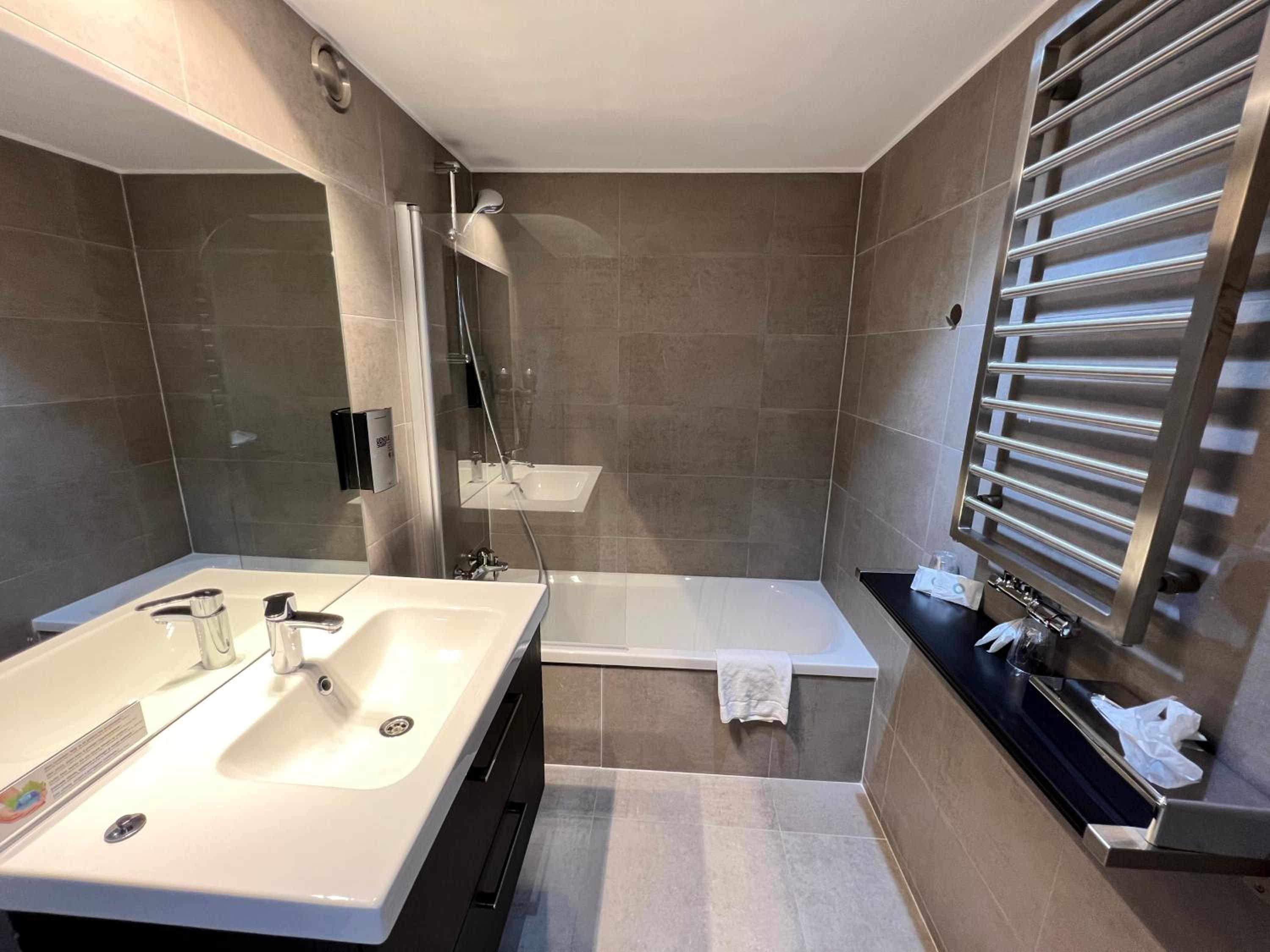 Executive Queen Room - Photo 9
