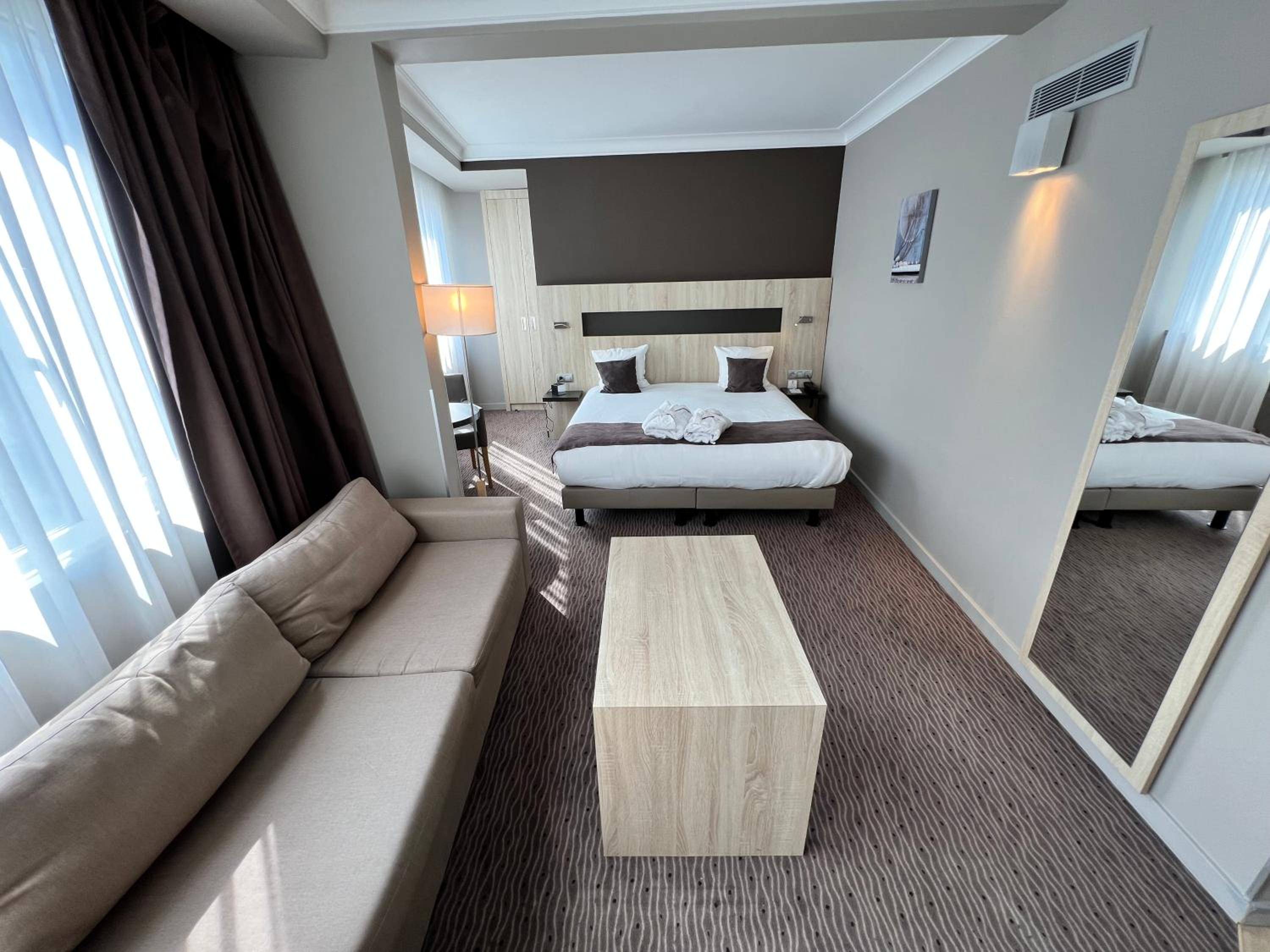 Executive Queen Room - Photo 8