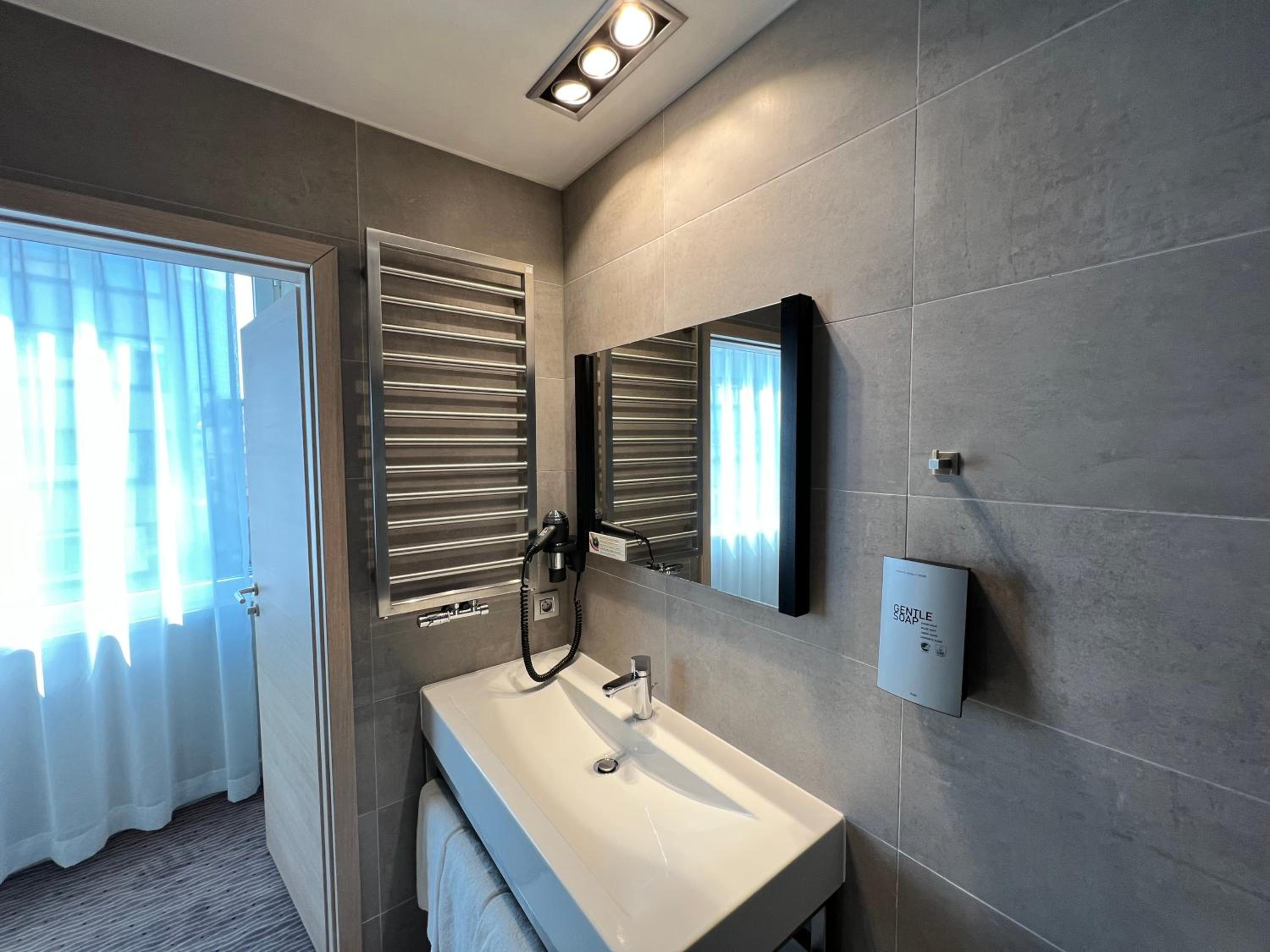 Executive Queen Room - Photo 16