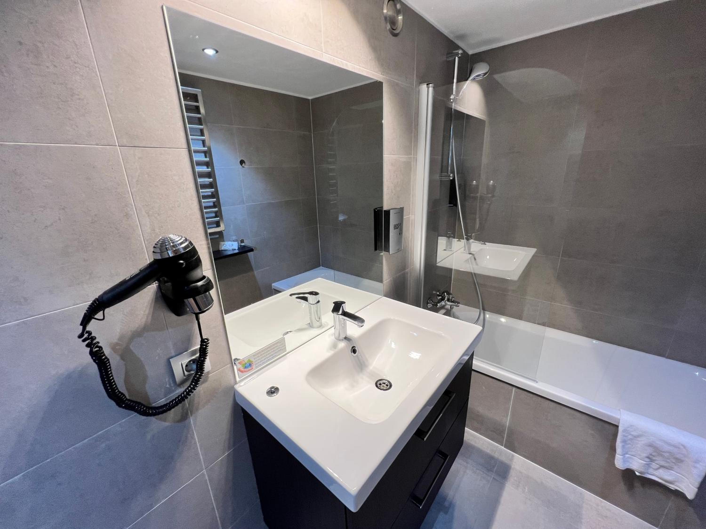 Executive Queen Room - Photo 29