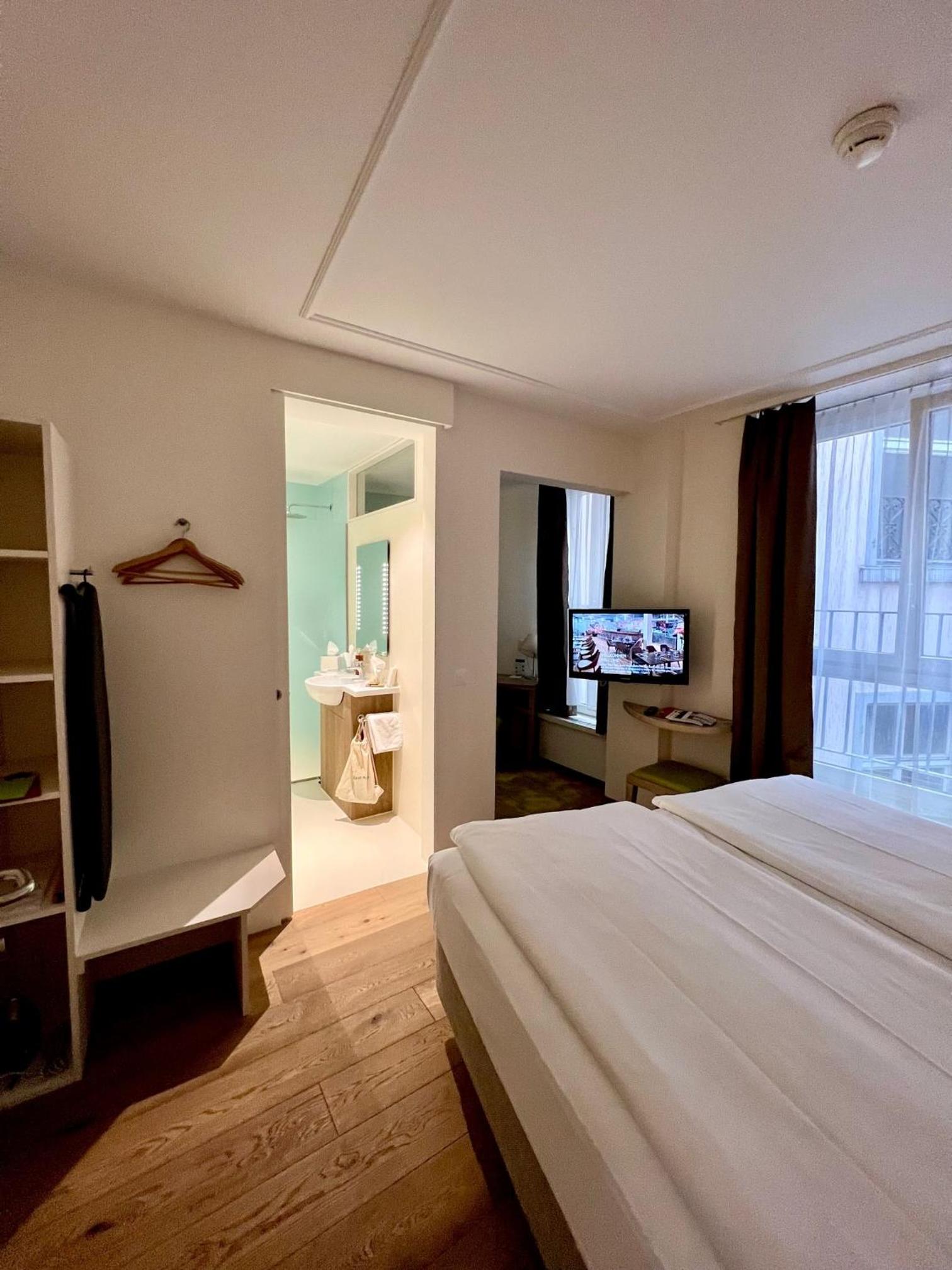 Superior King Room - Photo 11