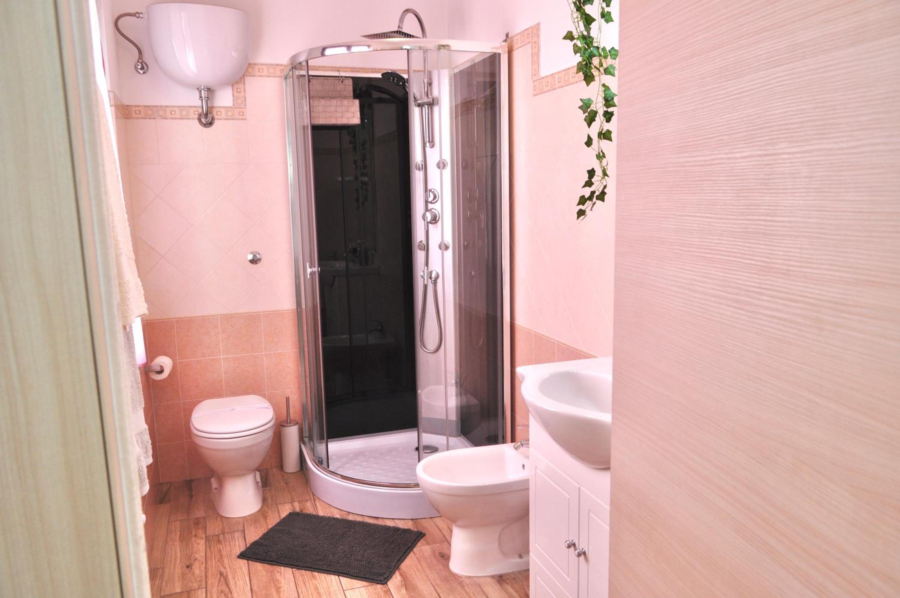 Double Room with Private Bathroom - Photo 6
