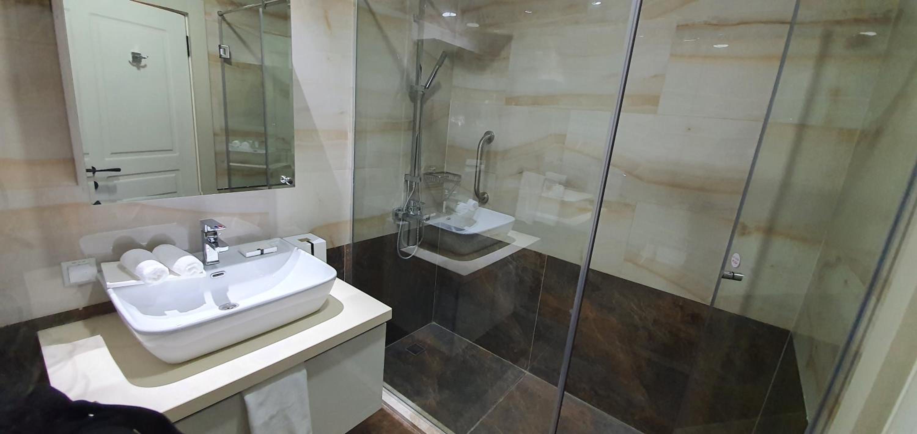 Executive Suite - Photo 4