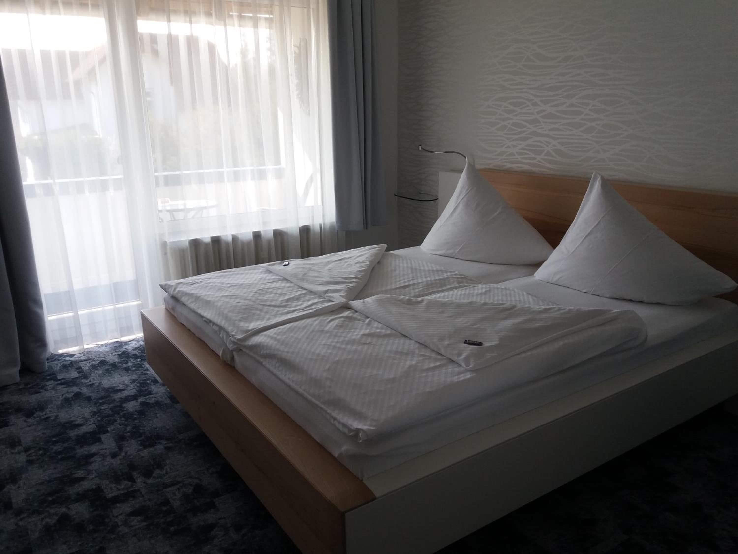 Double Room with Balcony - Photo 4