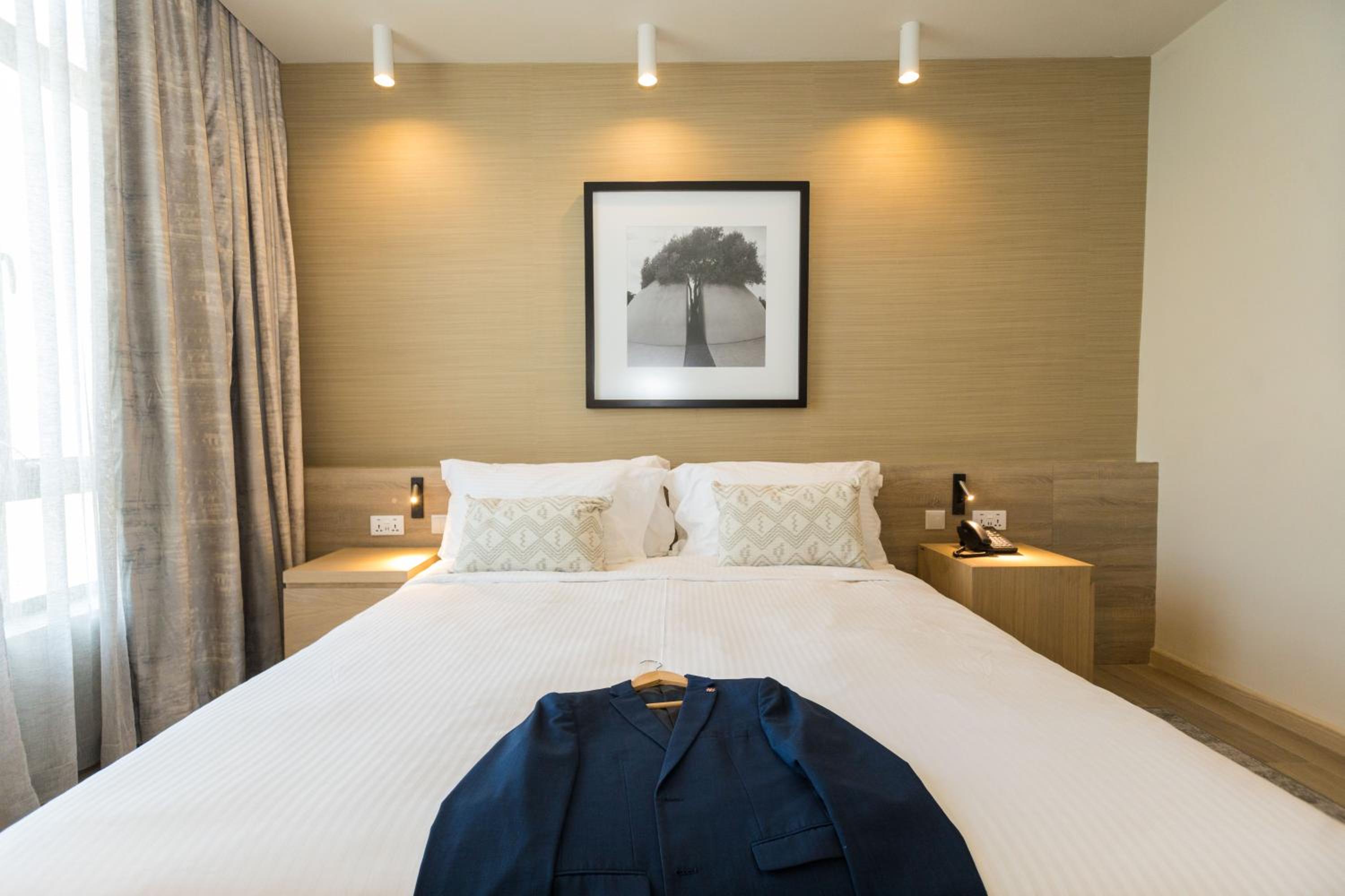Executive Suite - Photo 6