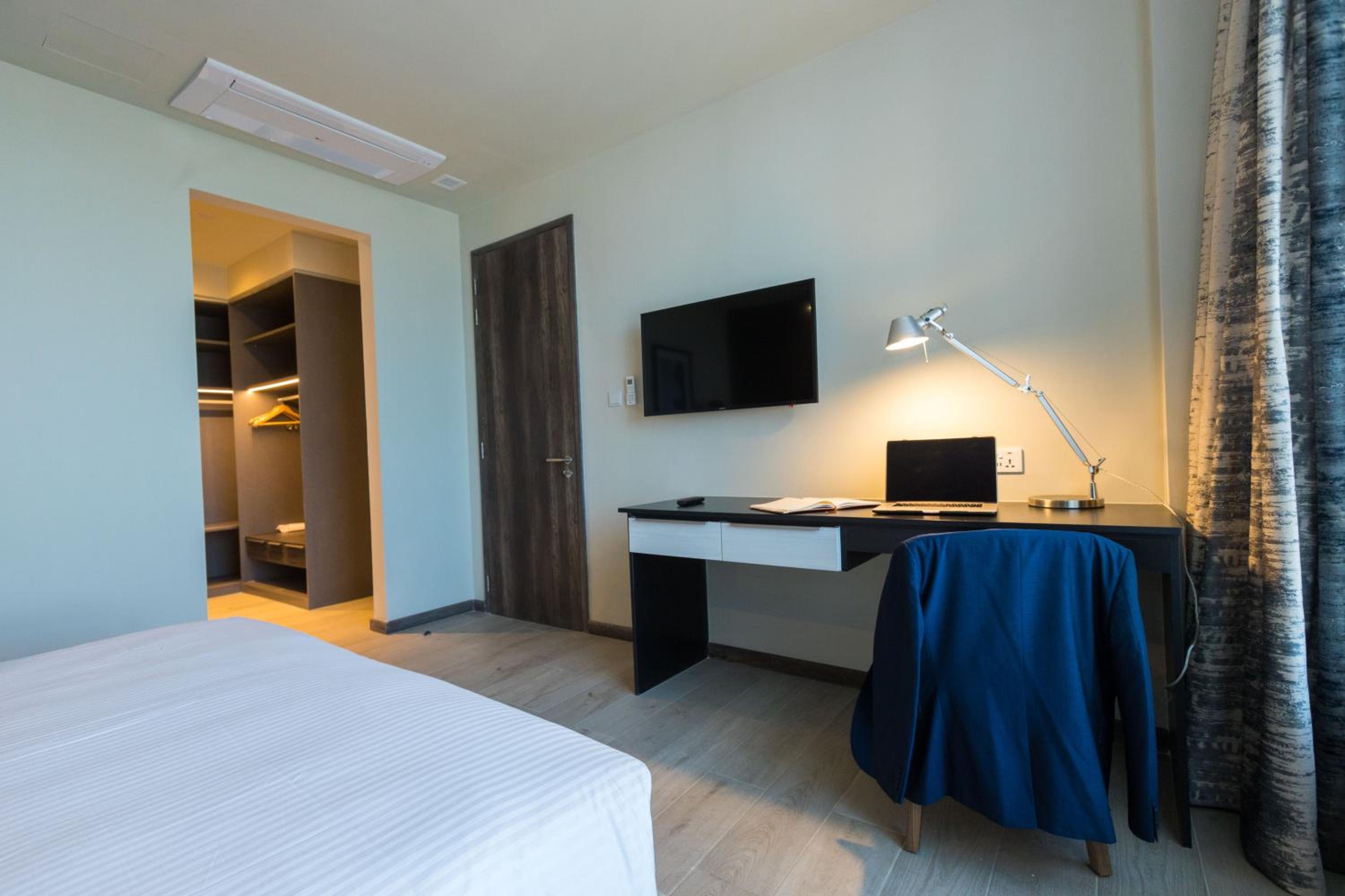 Executive Suite - Photo 5
