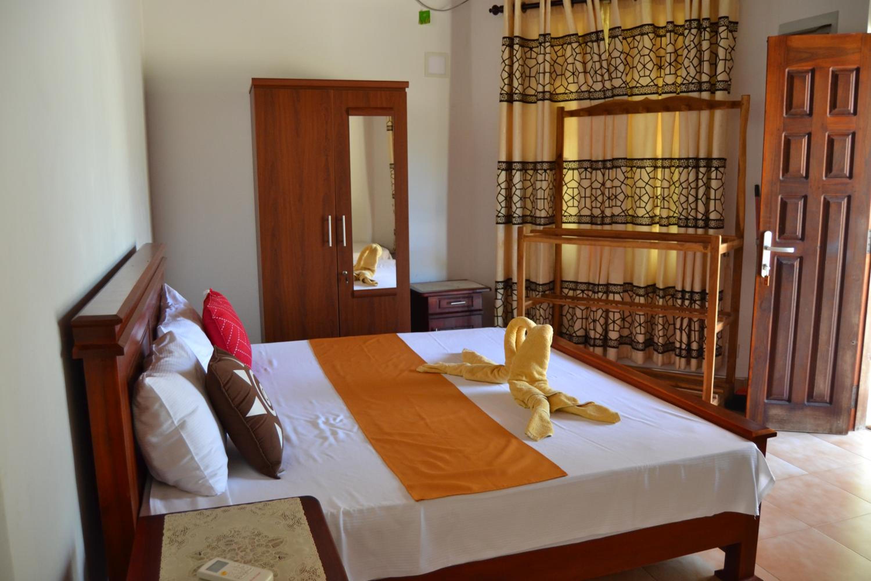 Deluxe Double Room with Side Sea View