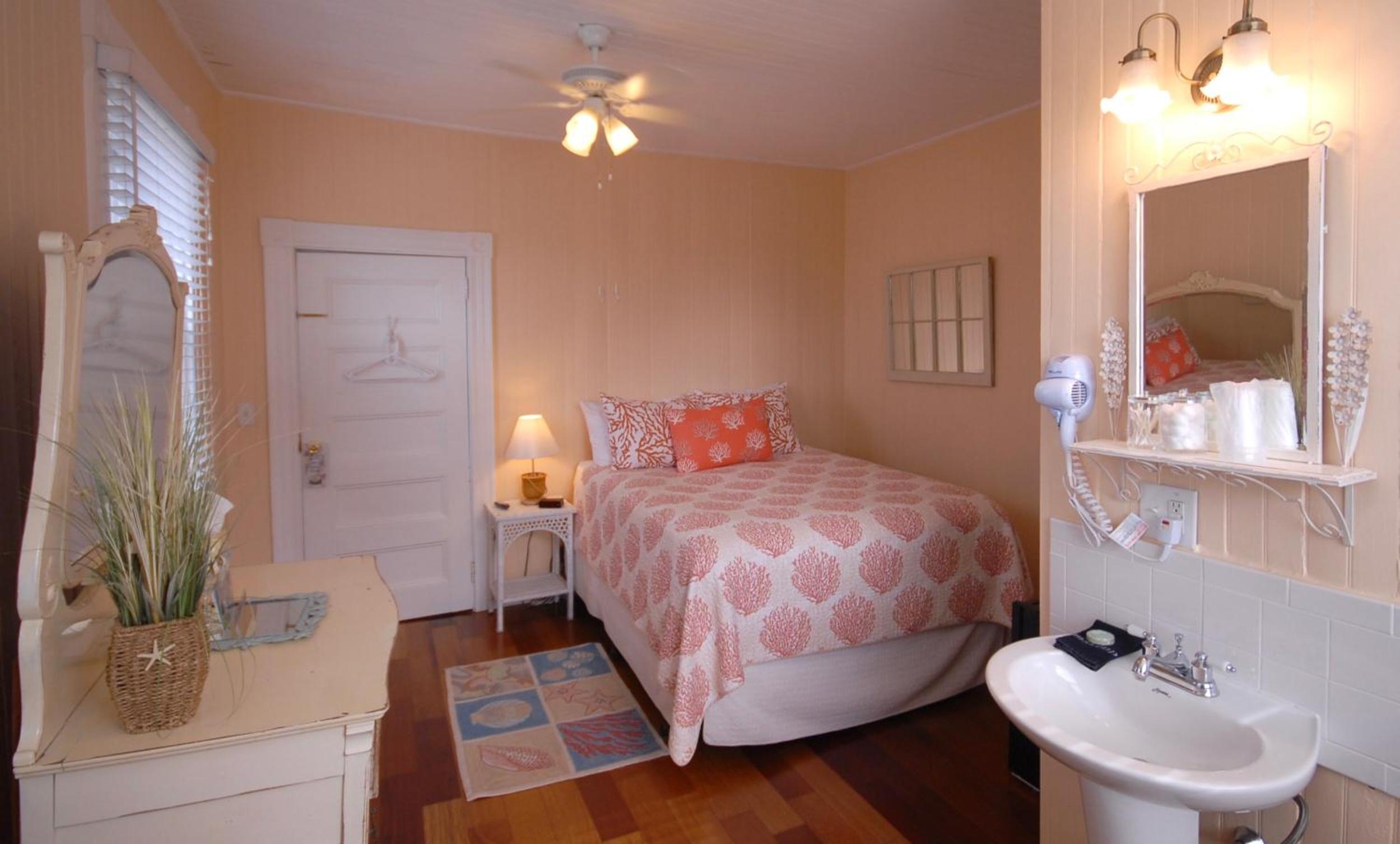 Queen Room photo 1