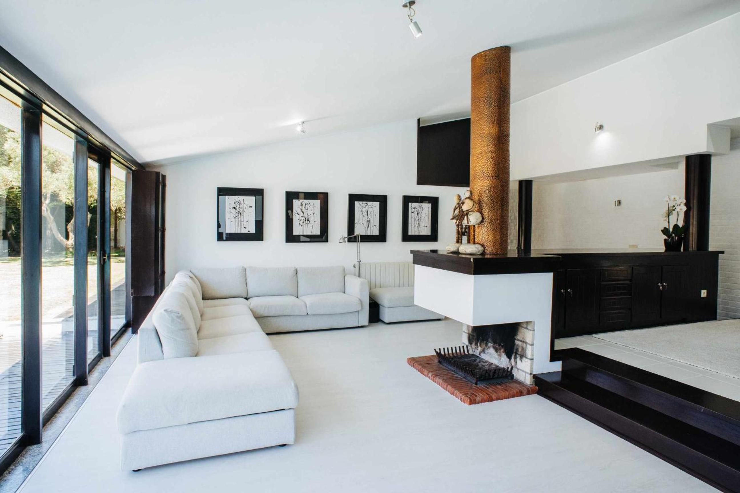 Five-Bedroom House photo 1