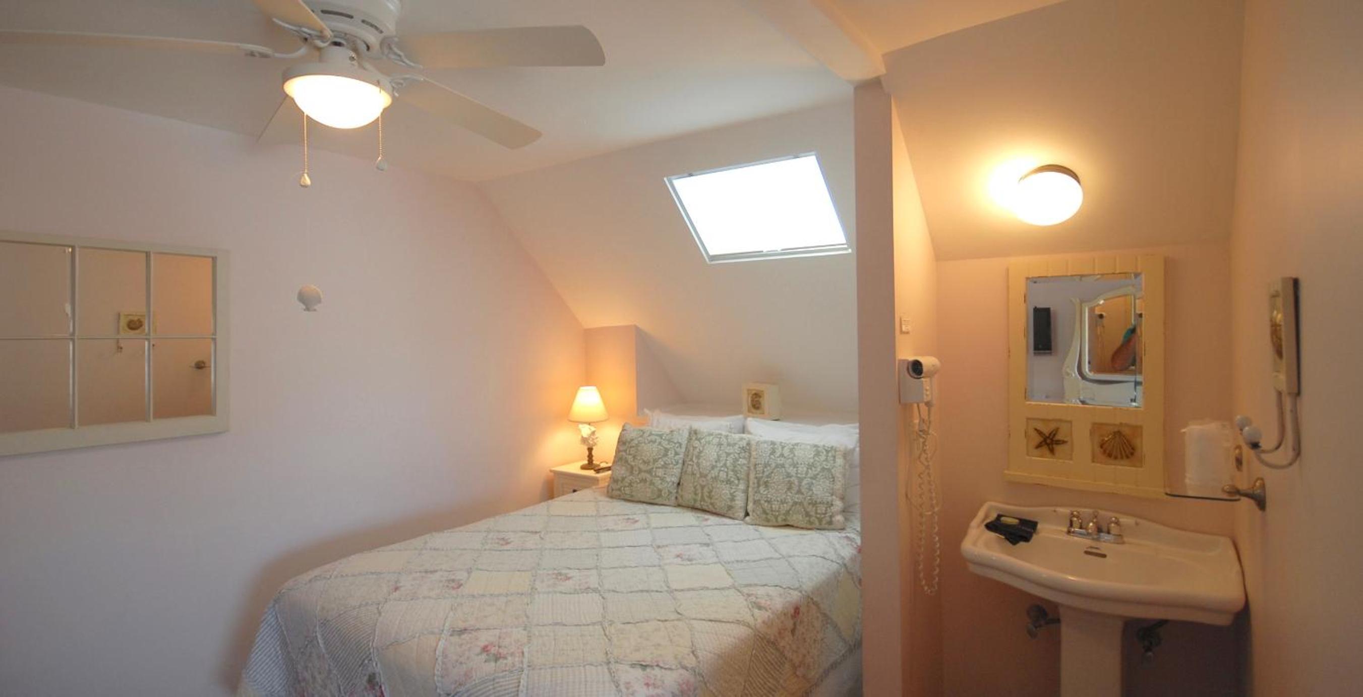Deluxe Double Room with Bath photo 1