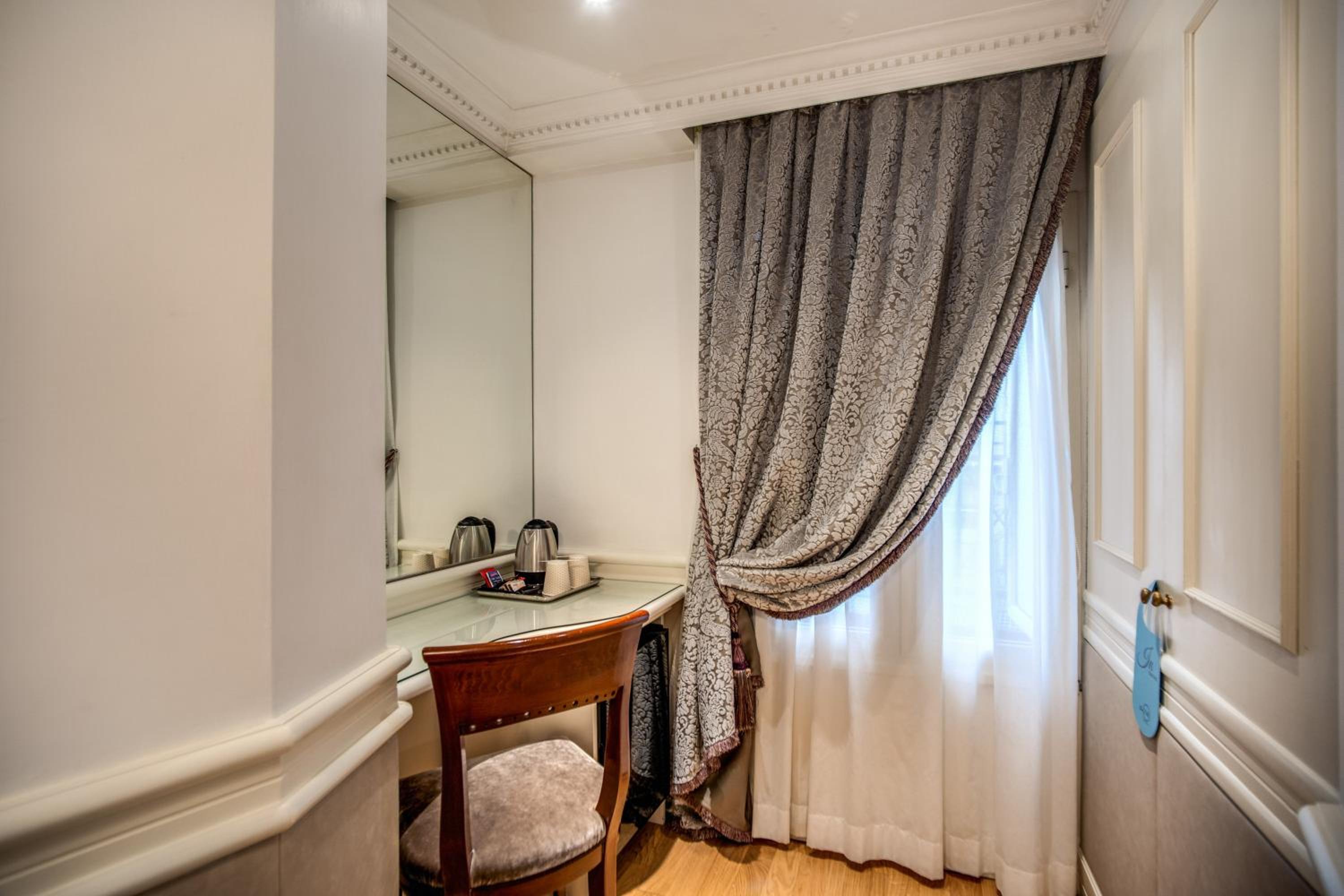 Small Double or Twin Room photo 3