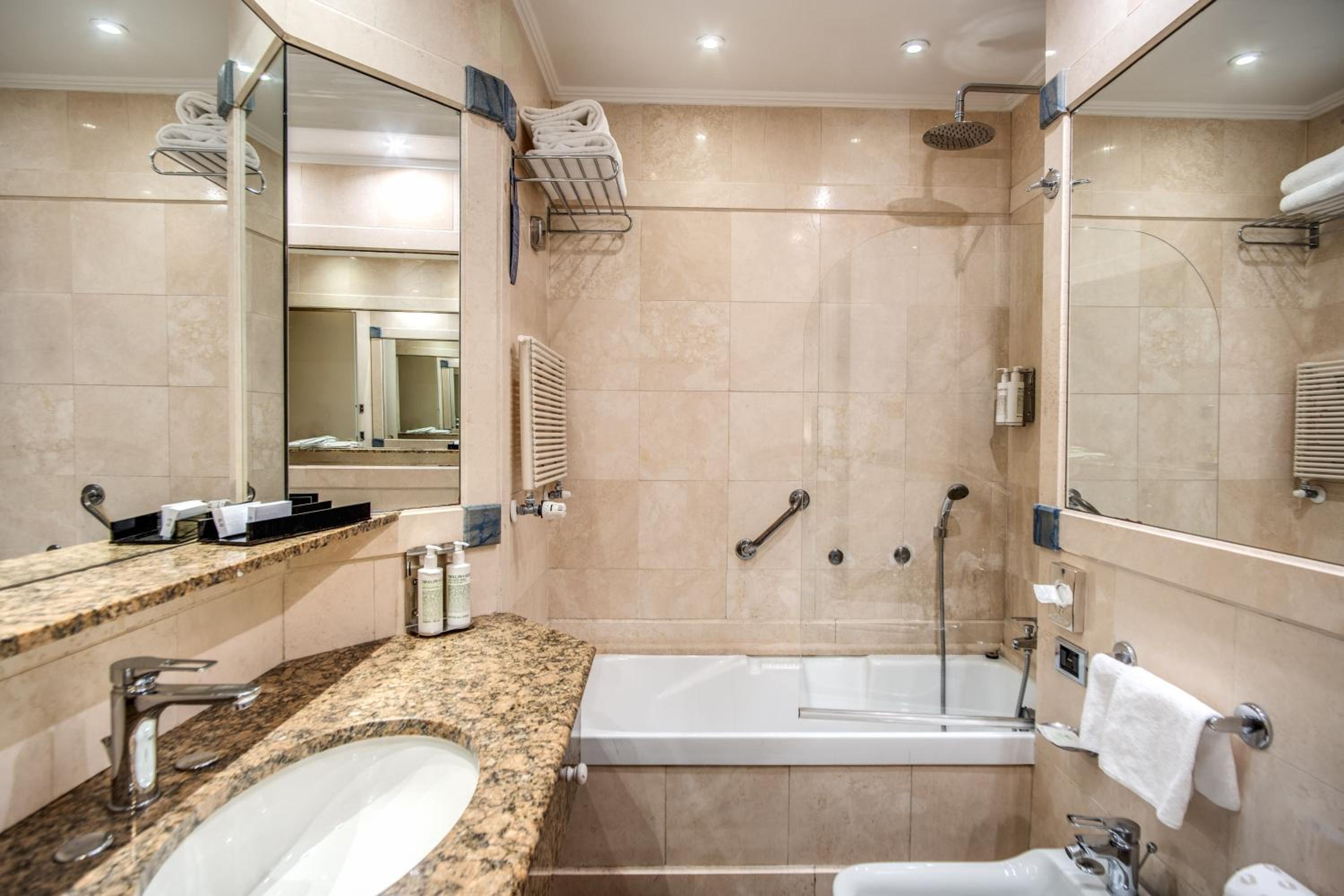 Small Double or Twin Room photo 2