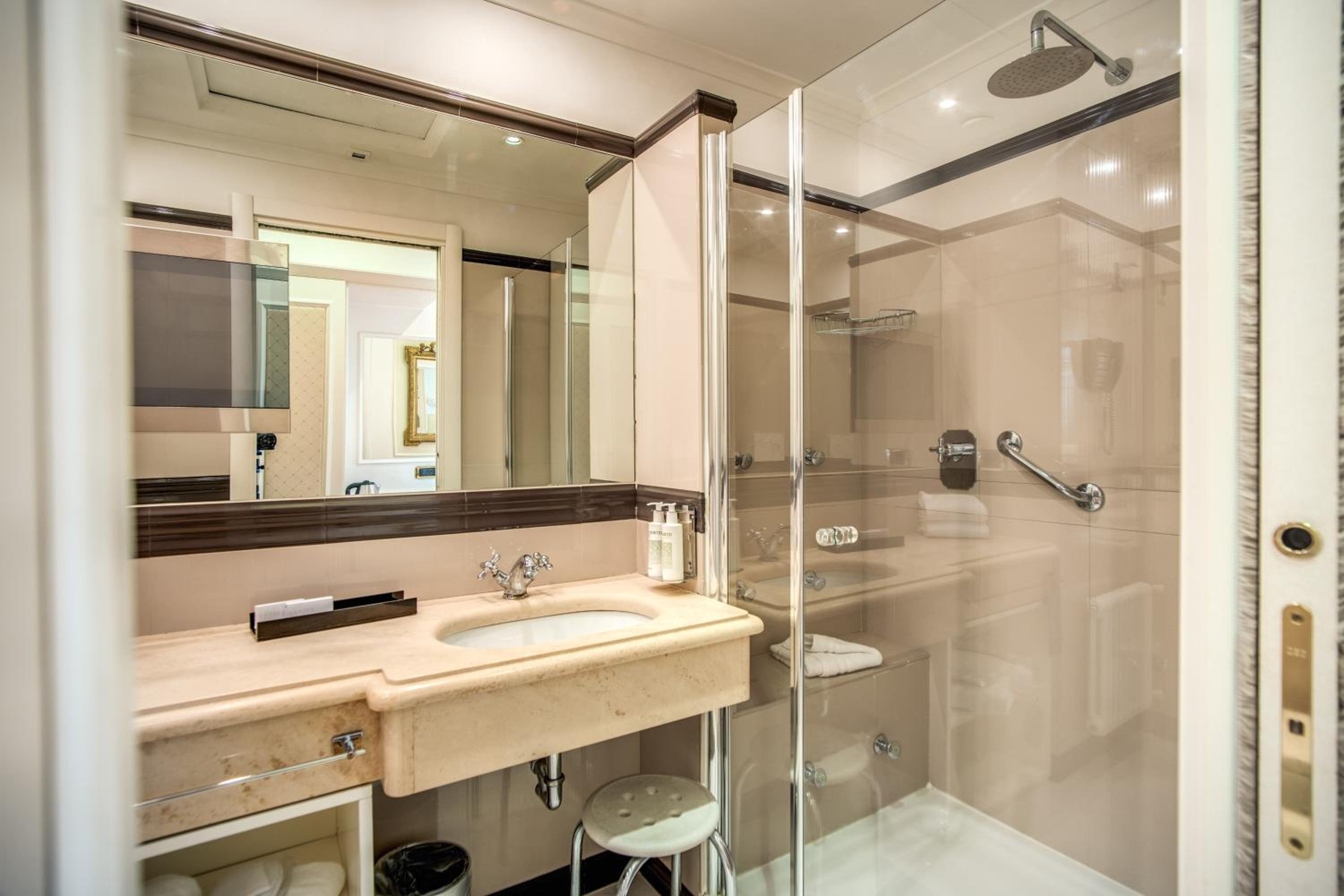 Deluxe Double or Twin Room photo 2
