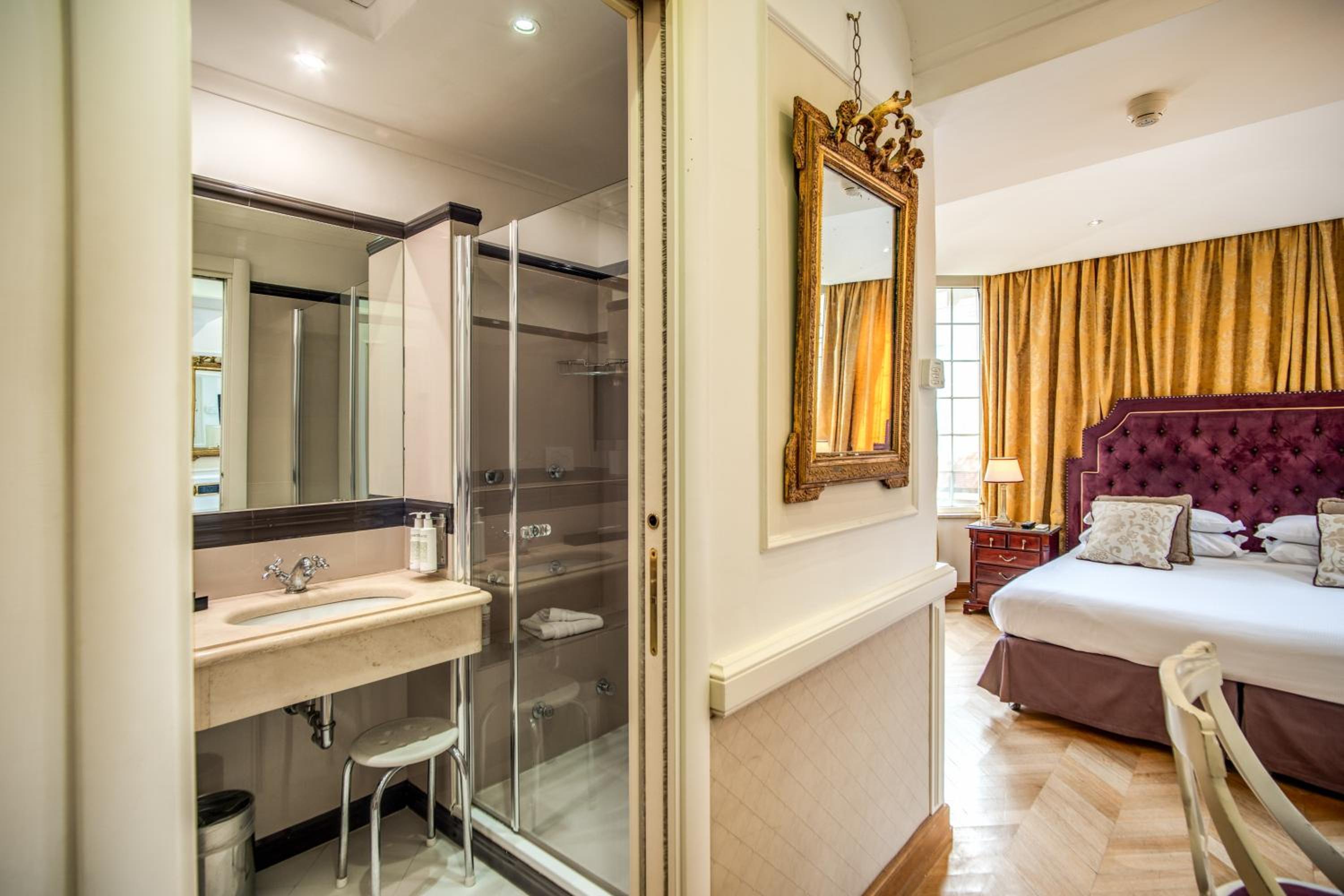 Deluxe Double or Twin Room photo 3
