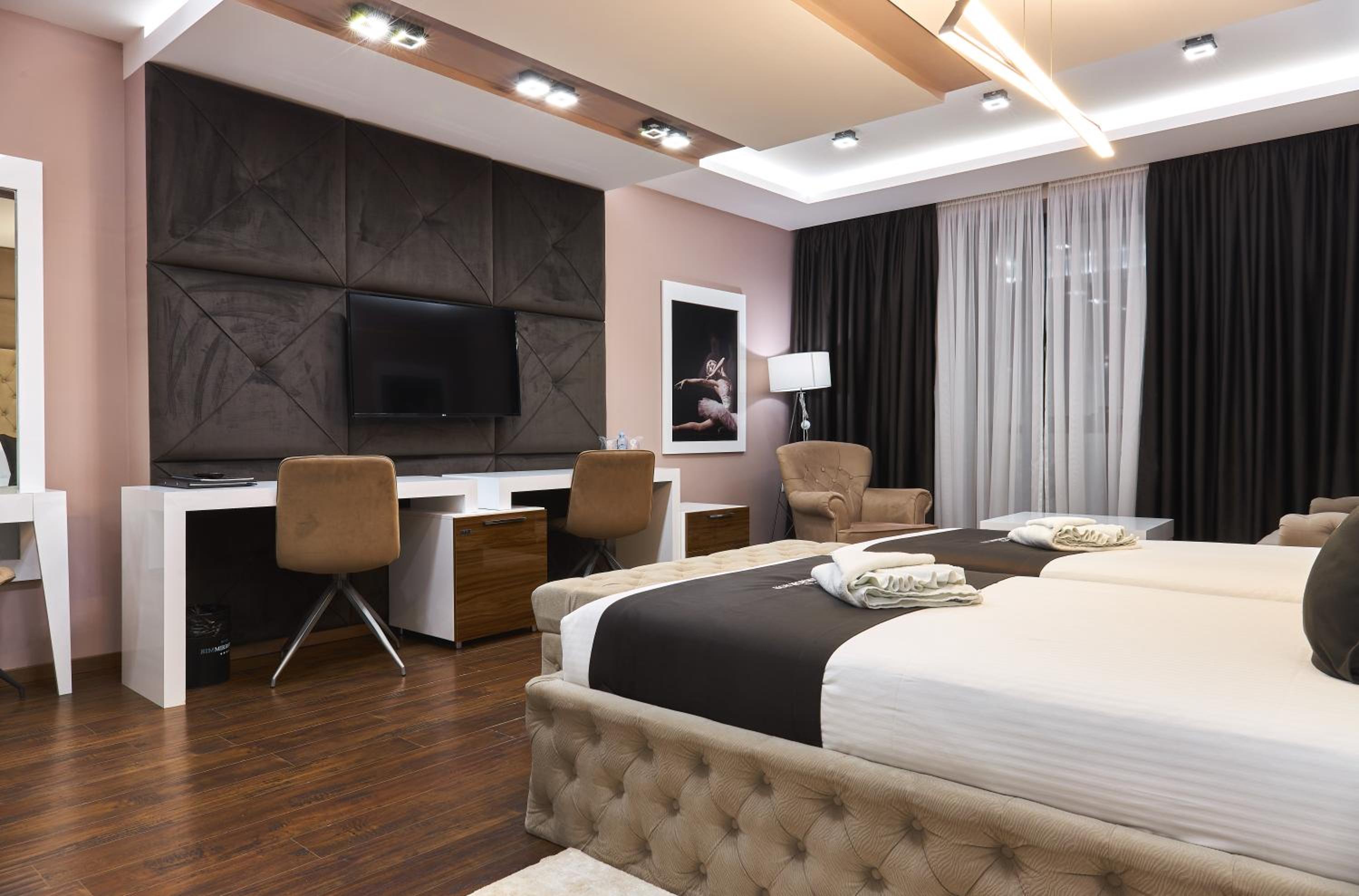 Deluxe Room - Free Airport Shuttle - Photo 4