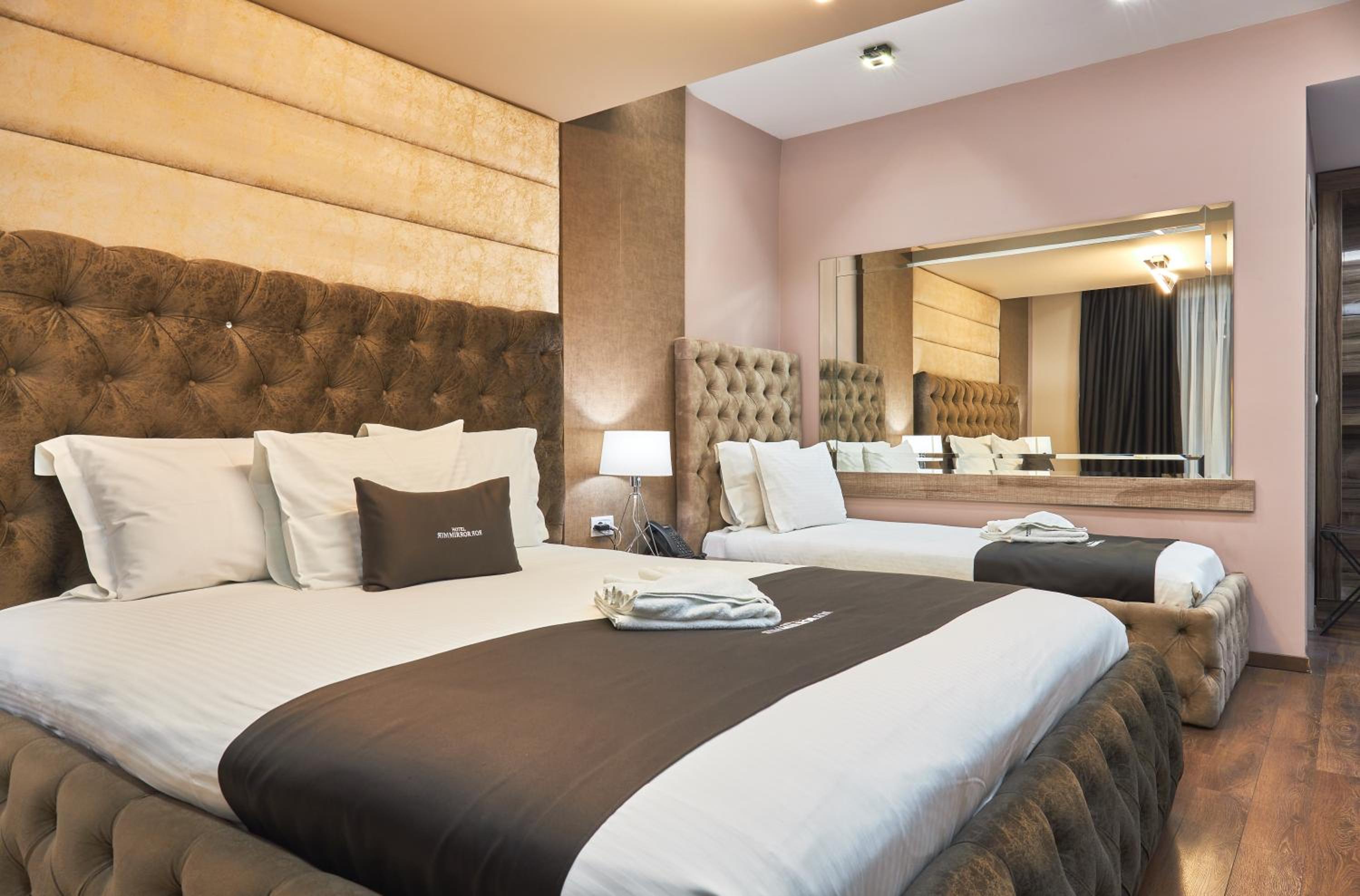 Deluxe Double Room with Balcony - Free Airport Shuttle - Photo 1