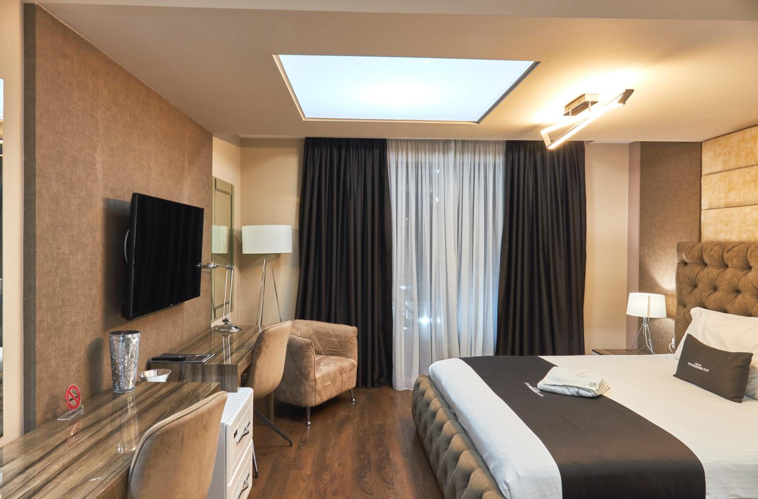 Deluxe Double Room with Balcony - Free Airport Shuttle - Photo 2