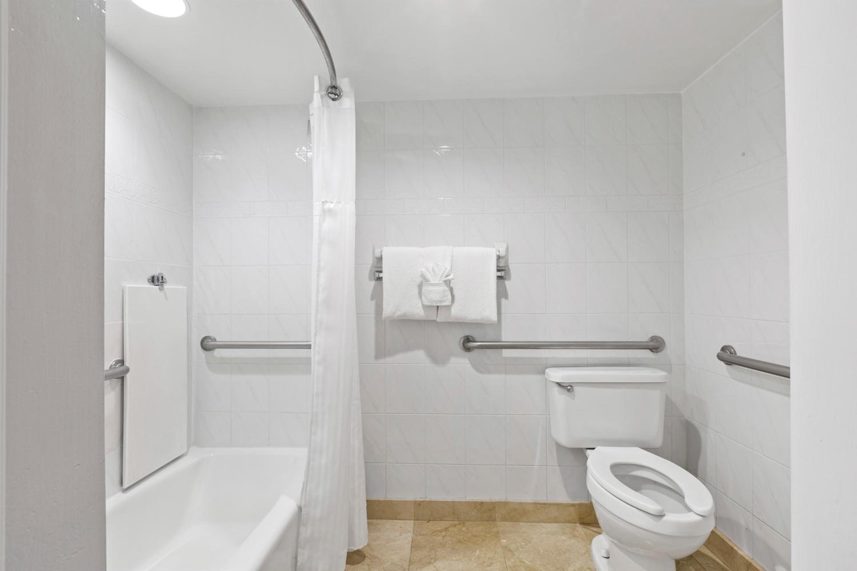 Standard Queen Room with Two Queen Beds and Balcony (Non Smoking) (Accessible) photo 3