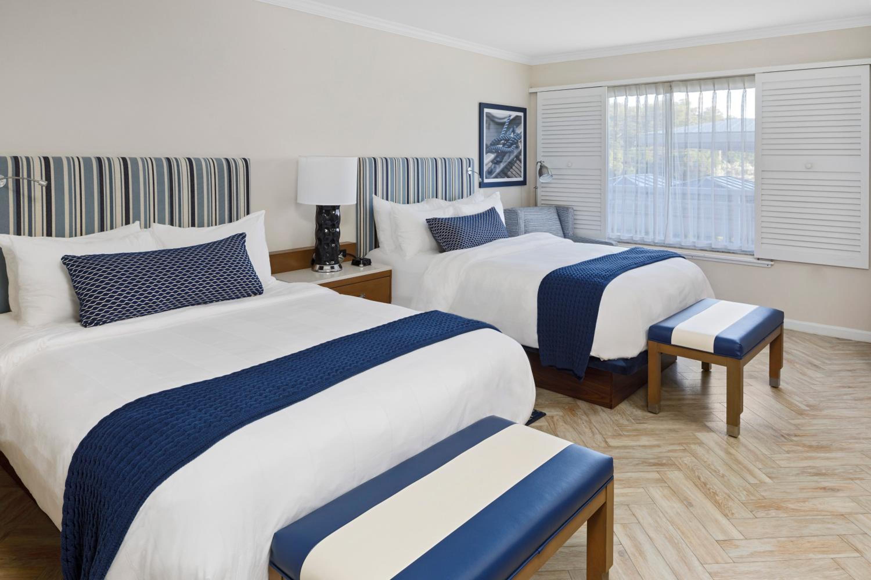 Standard Queen Room with Two Queen Beds (Non Smoking) photo 1