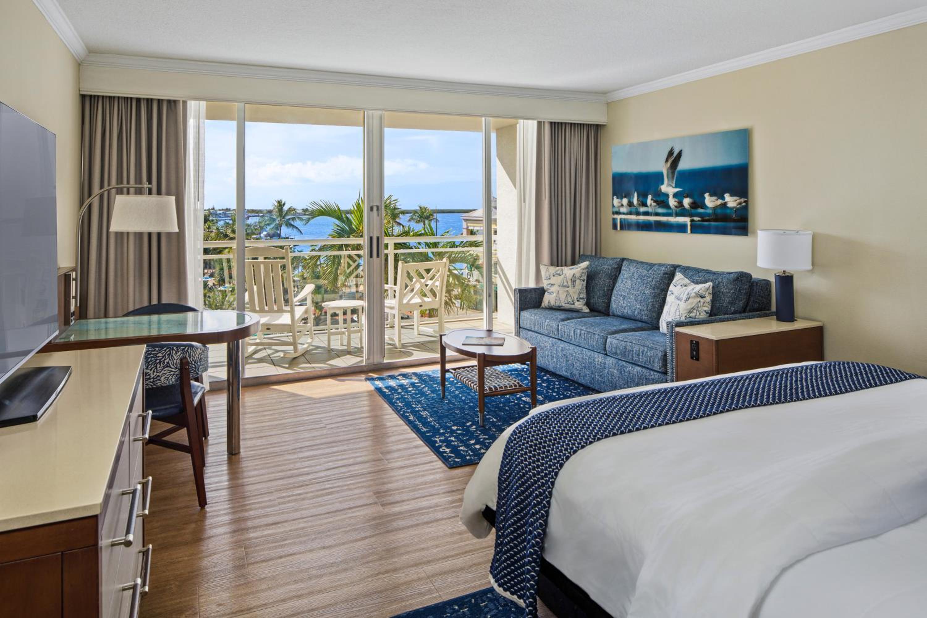 Standard King Room with One King Bed and Balcony (Non Smoking) (Accessible) photo 1