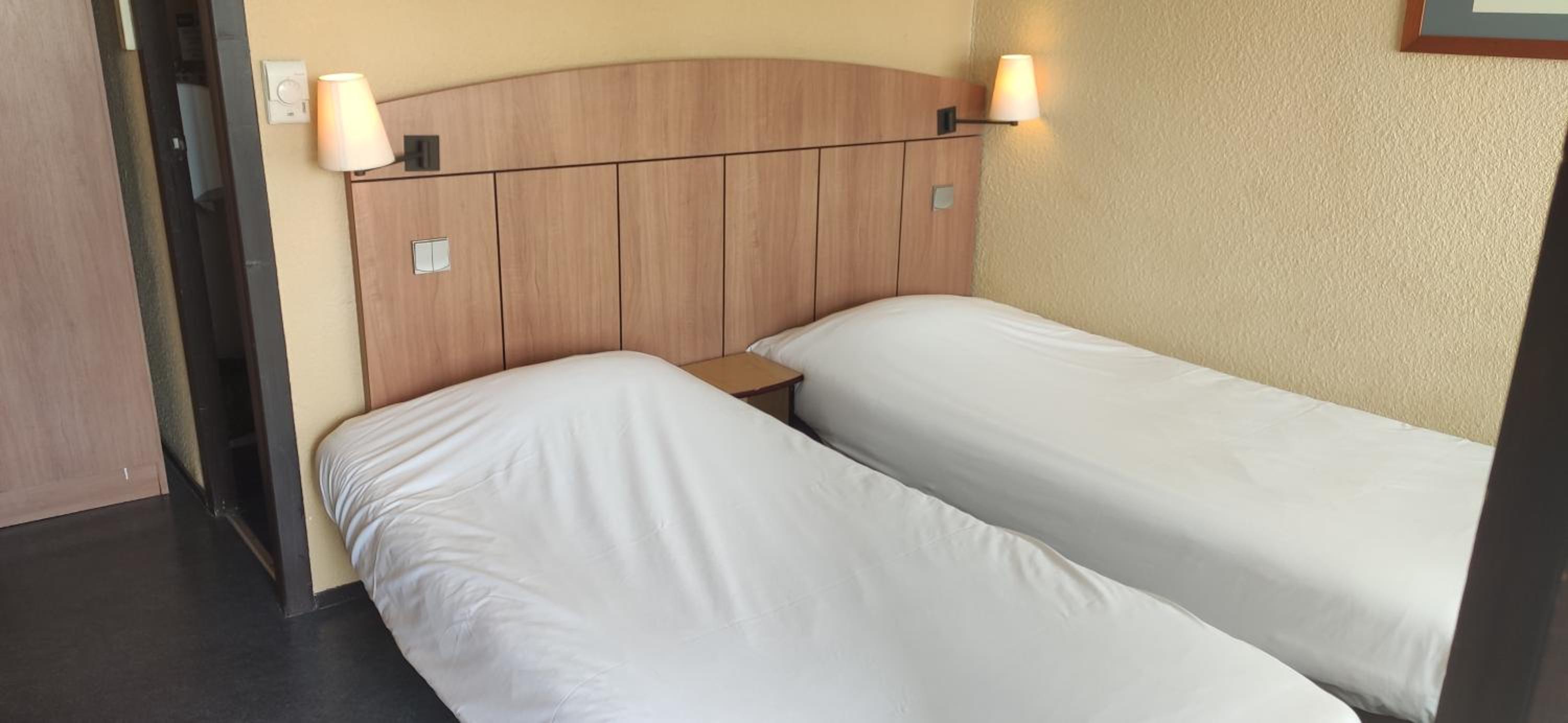 Twin Room - Photo 2