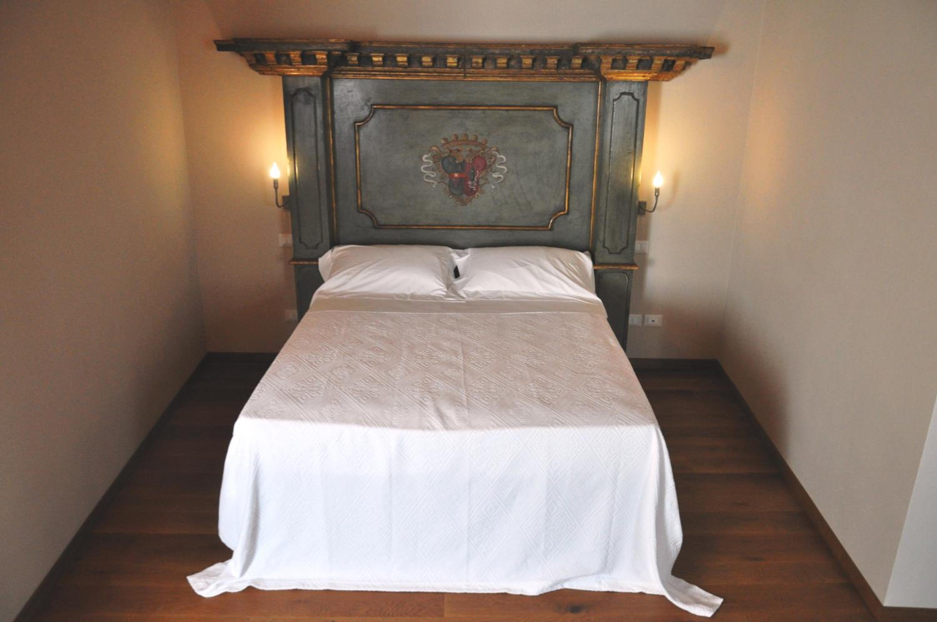 Queen Room photo 2